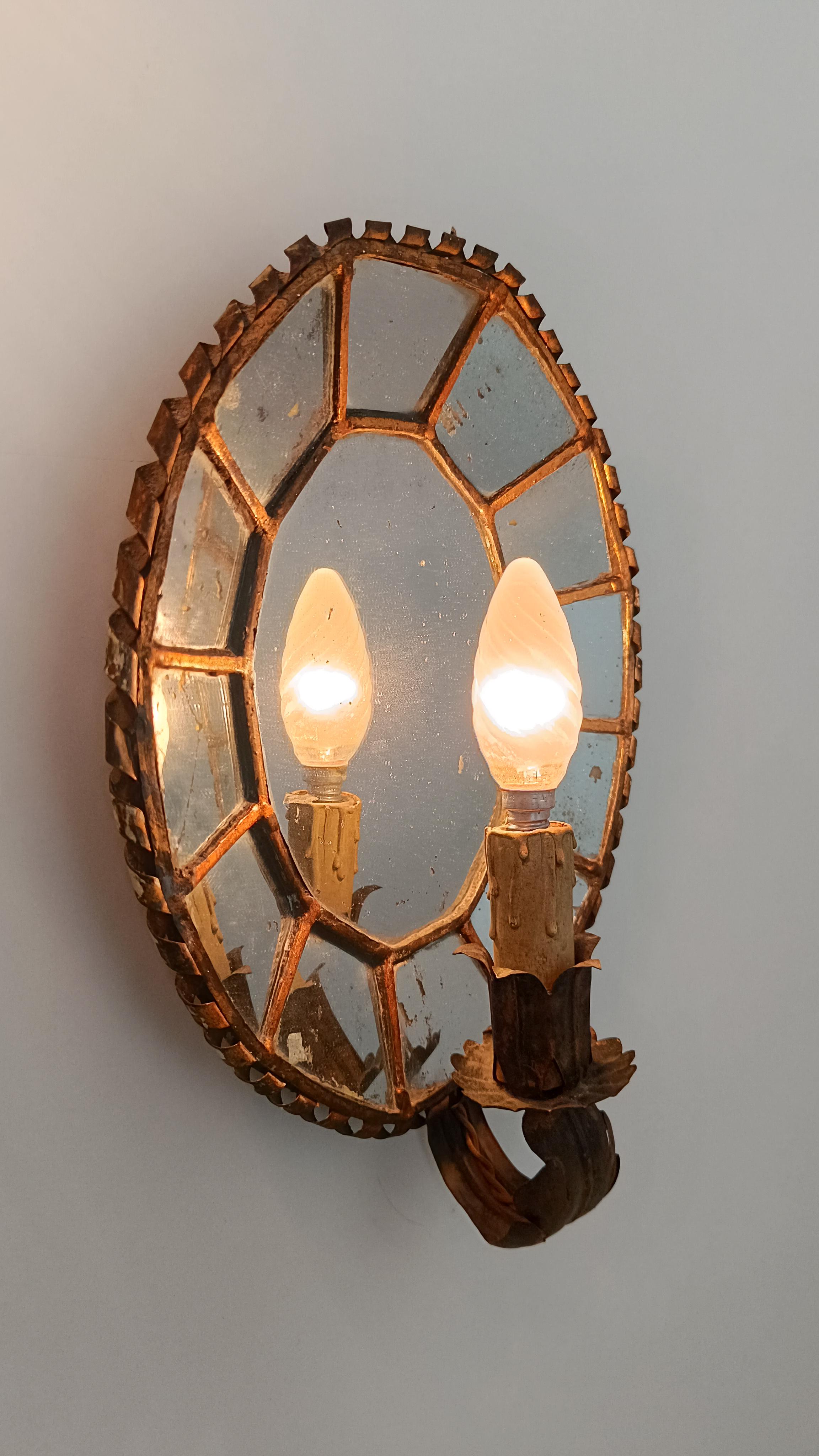 Paire d'appliques ovales anciennes en fer doré torsadé et miroirs en mosaïque en vente 10