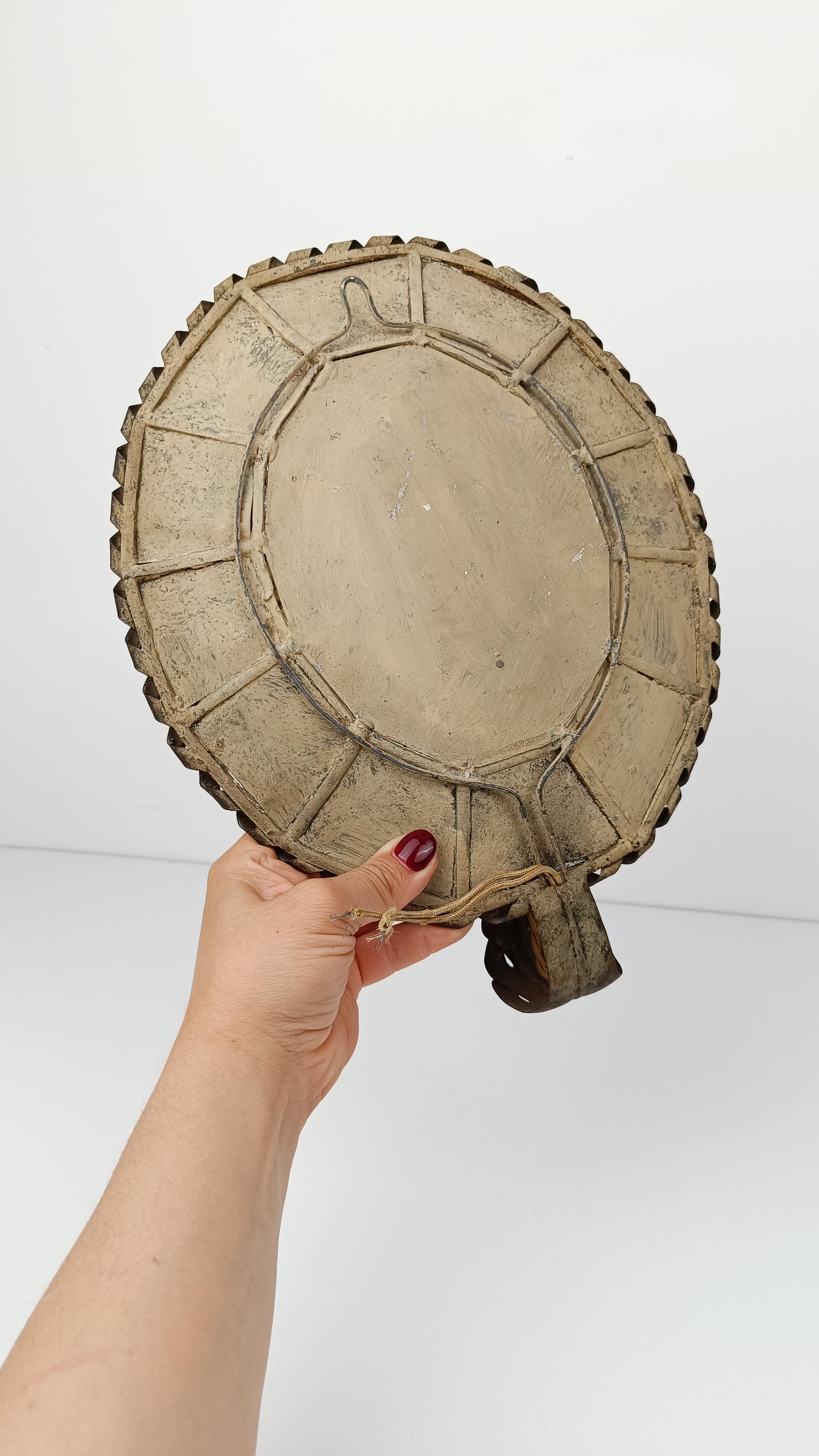 Paire d'appliques ovales anciennes en fer doré torsadé et miroirs en mosaïque en vente 11
