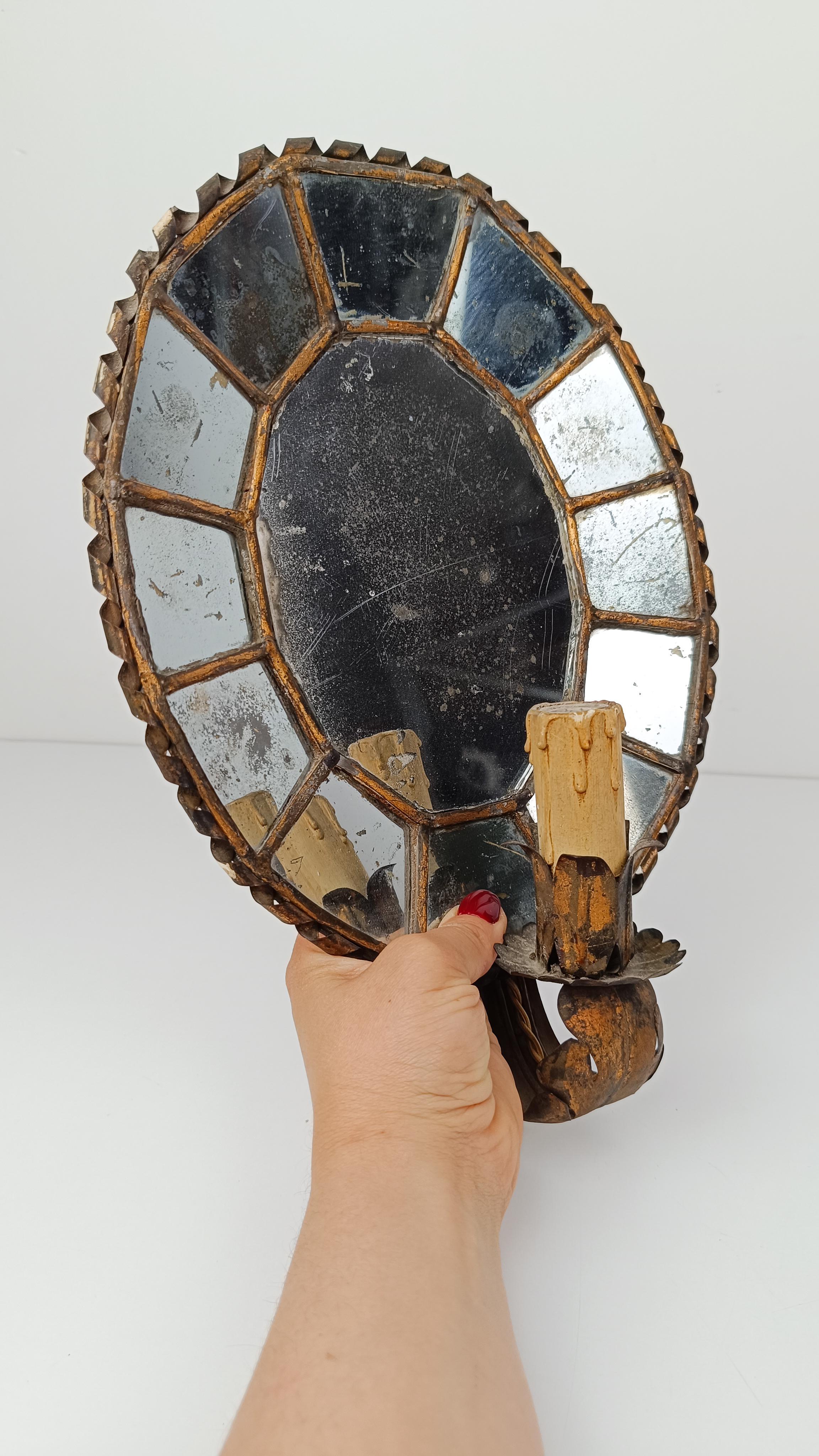 Paire d'appliques ovales anciennes en fer doré torsadé et miroirs en mosaïque en vente 12