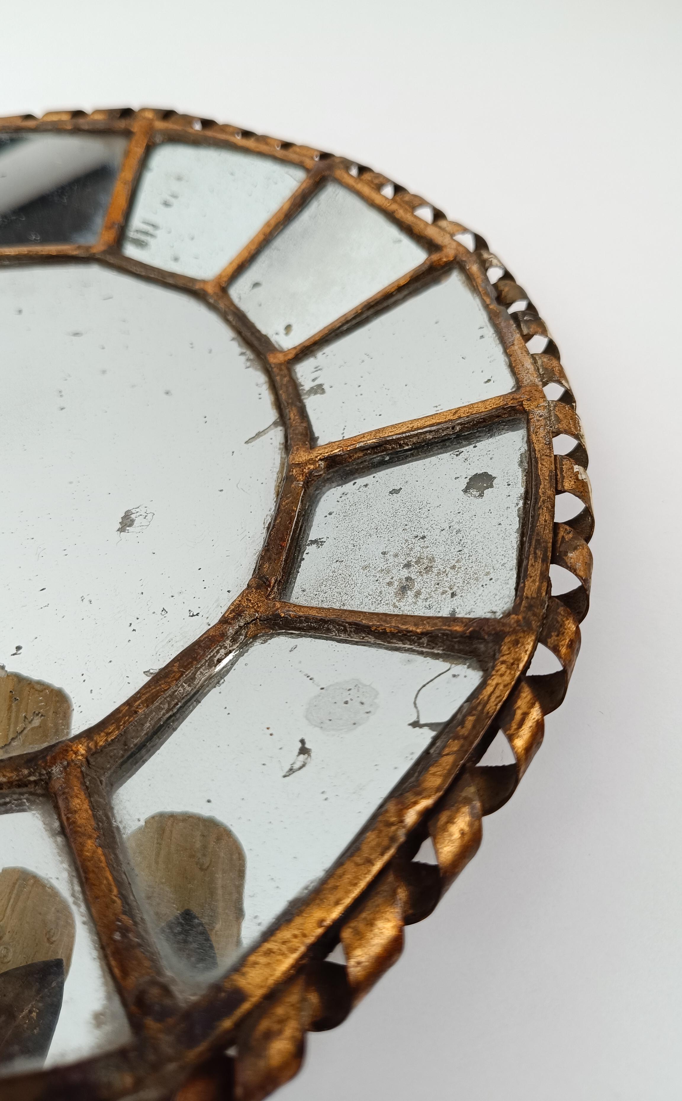 Paire d'appliques ovales anciennes en fer doré torsadé et miroirs en mosaïque en vente 13