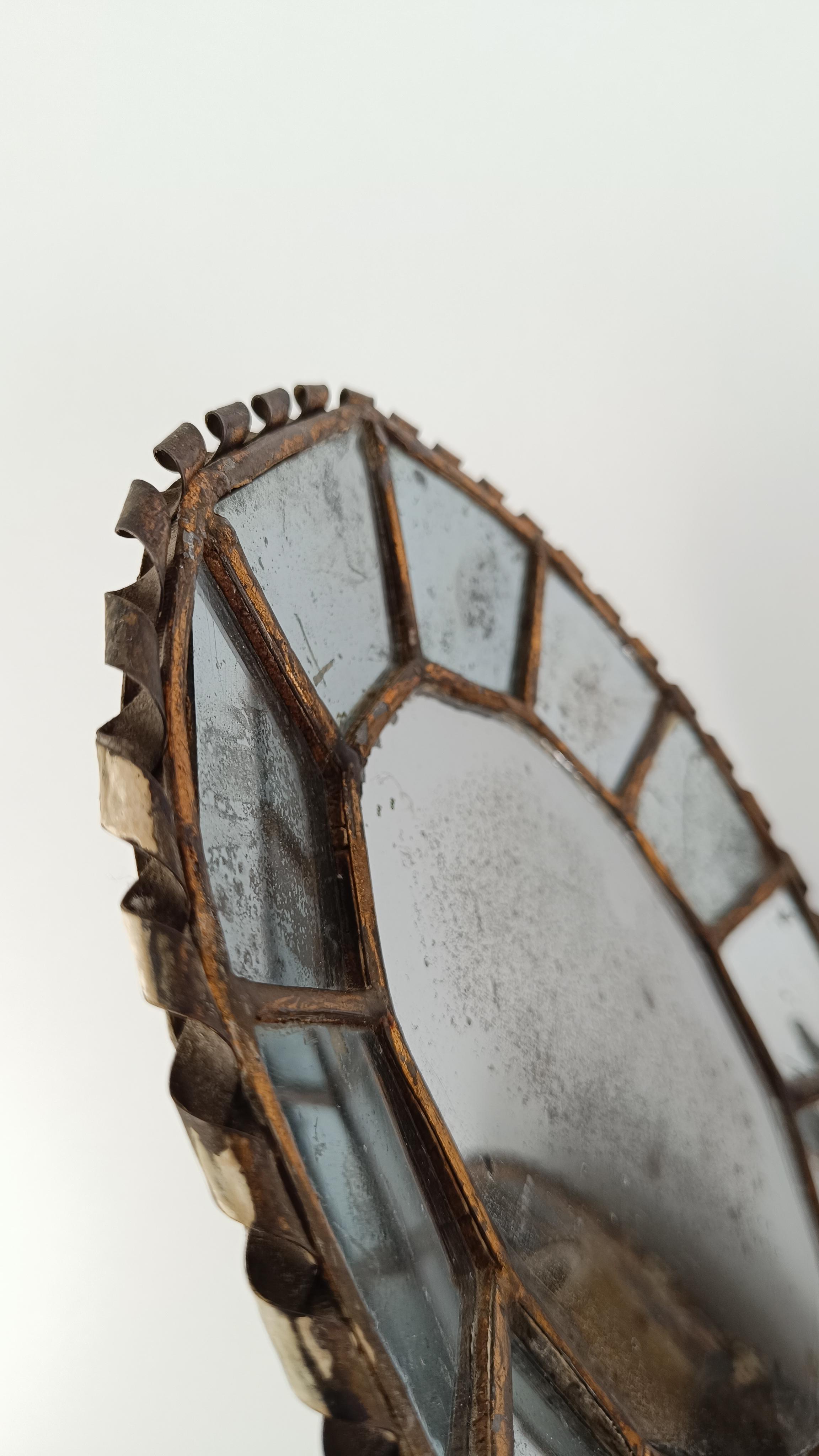 Européen Paire d'appliques ovales anciennes en fer doré torsadé et miroirs en mosaïque en vente
