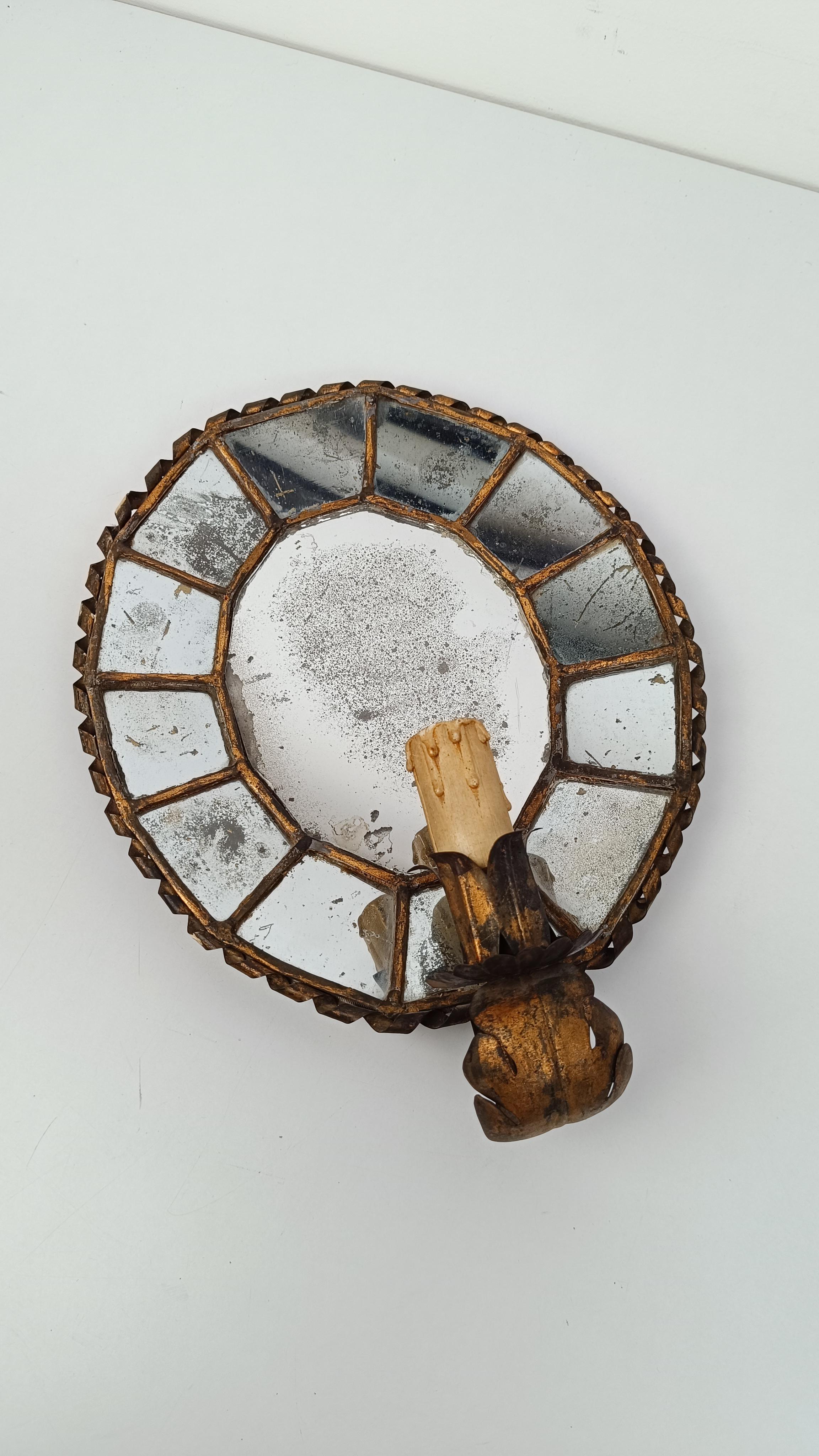 XIXe siècle Paire d'appliques ovales anciennes en fer doré torsadé et miroirs en mosaïque en vente
