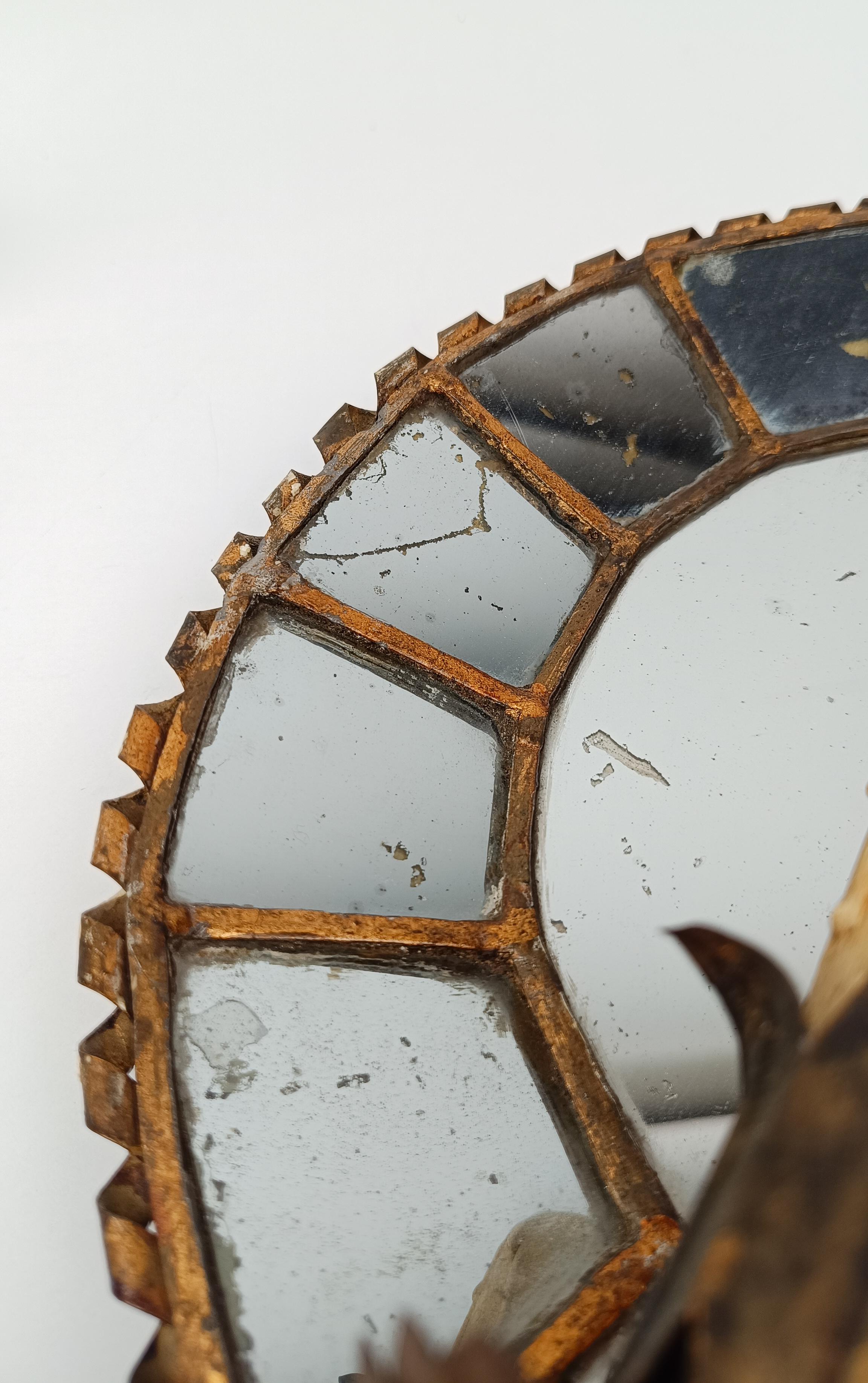 Paire d'appliques ovales anciennes en fer doré torsadé et miroirs en mosaïque en vente 1