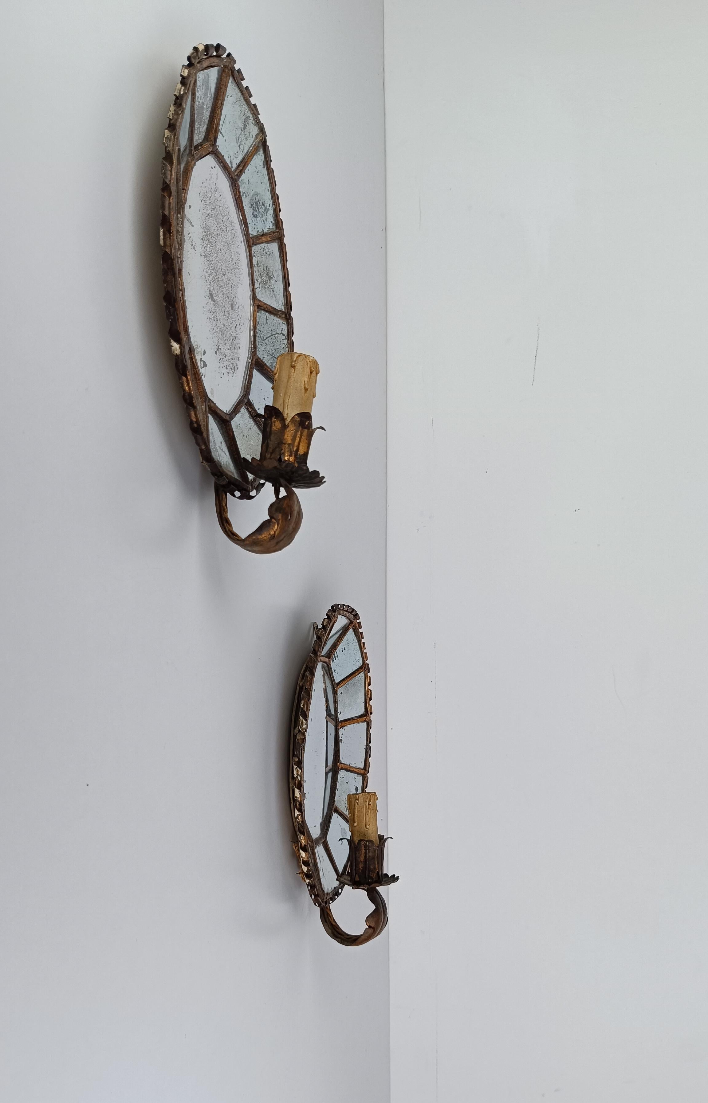 Paire d'appliques ovales anciennes en fer doré torsadé et miroirs en mosaïque en vente 2