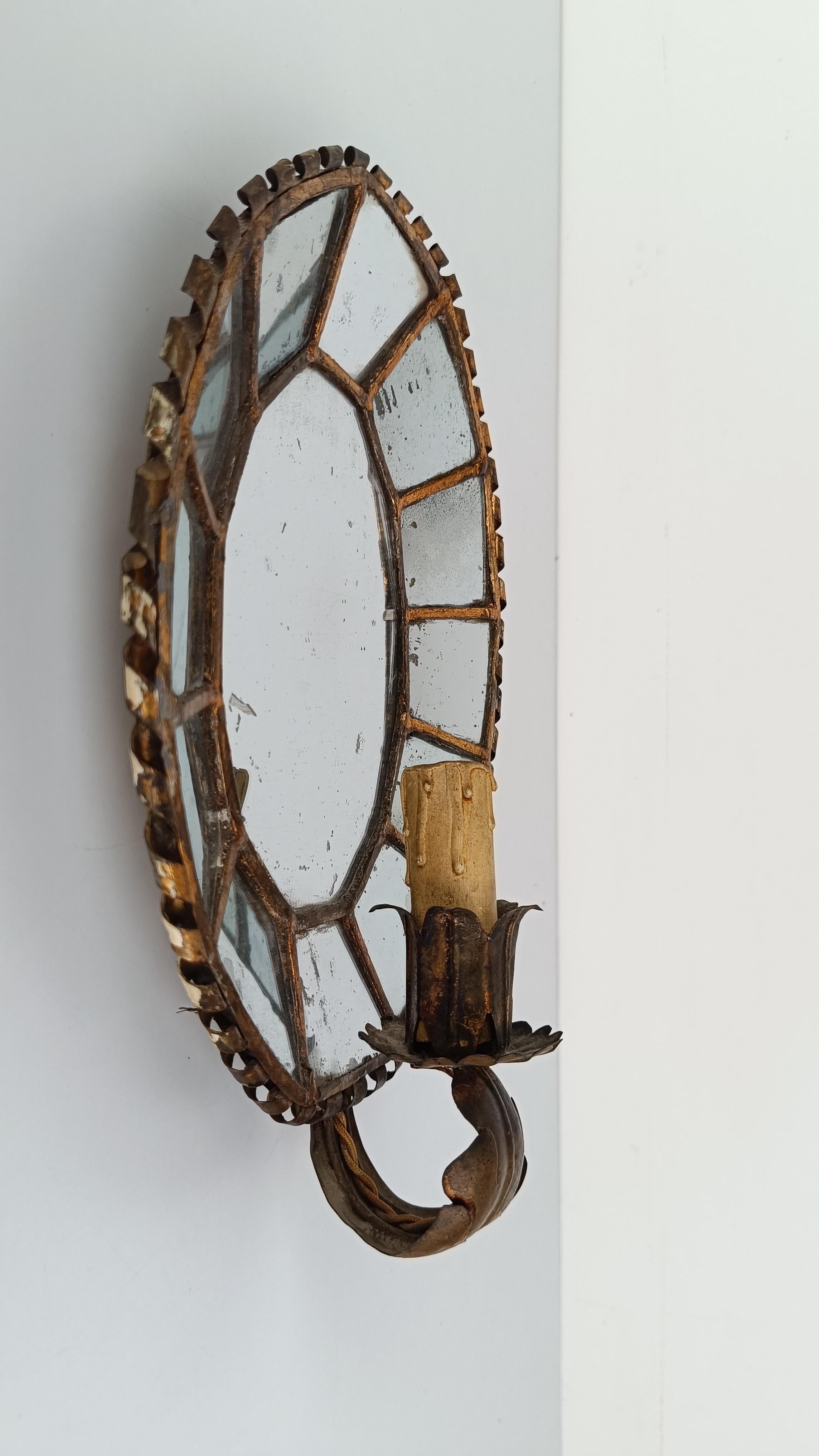 Paire d'appliques ovales anciennes en fer doré torsadé et miroirs en mosaïque en vente 3
