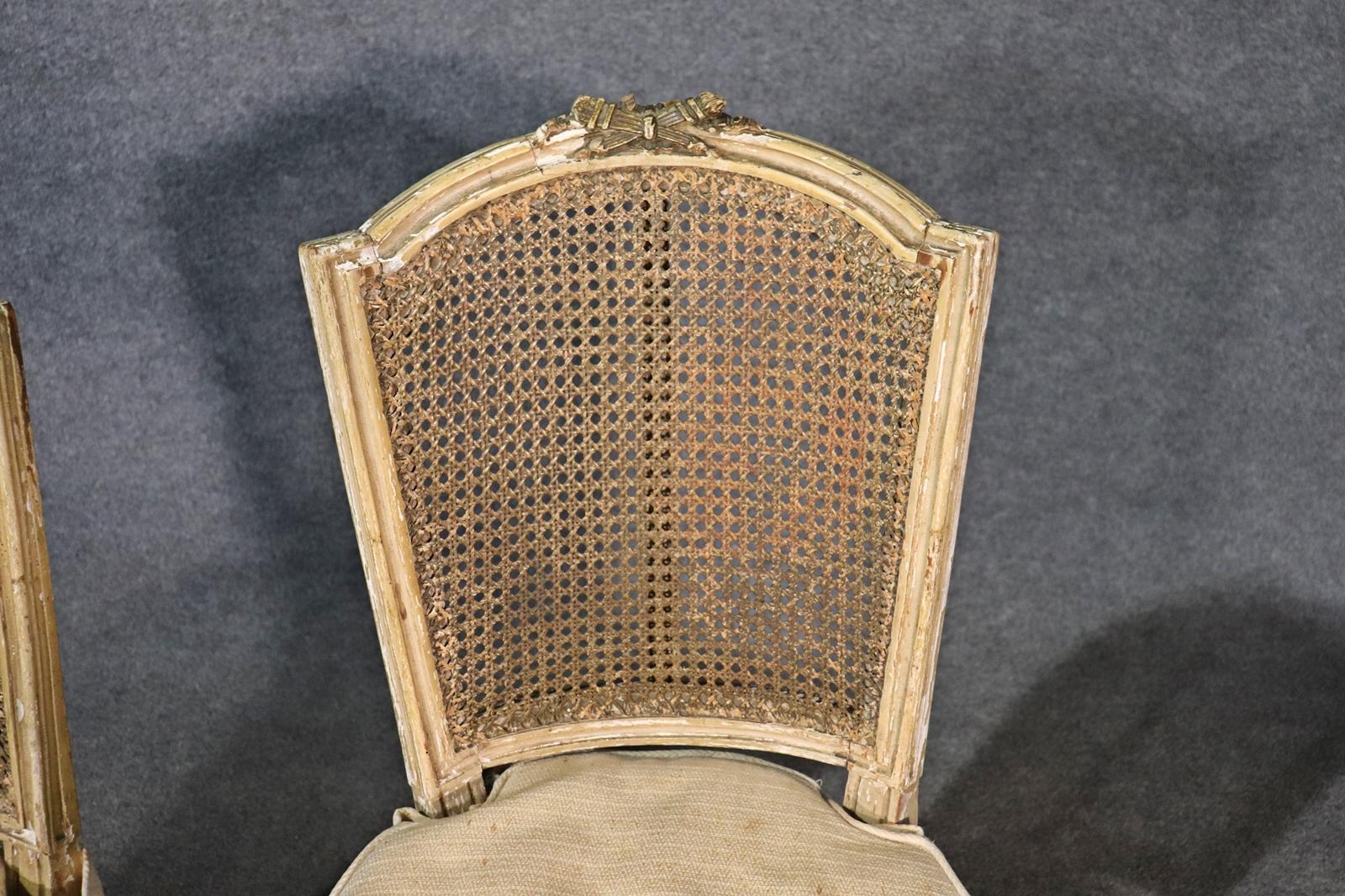 Paire de chaises françaises Louis XVI à dossier canné décoré de peinture, vers 1860 État moyen - En vente à Swedesboro, NJ