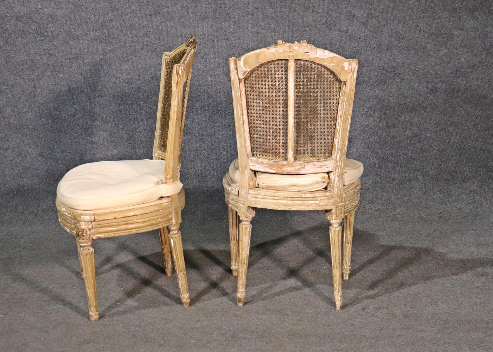 Paar antike, lackierte, französische Louis-XVI-Stühle mit Schilfrohrrückenlehne, um 1860 (Französisch) im Angebot