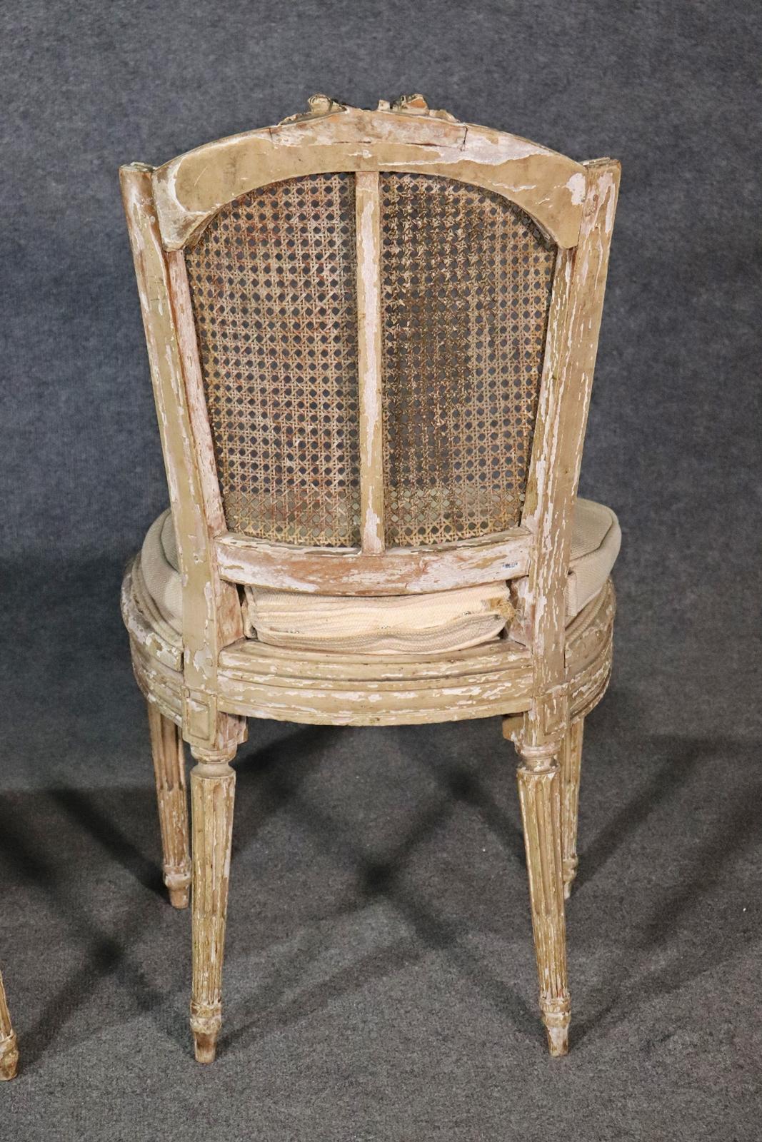 Paar antike, lackierte, französische Louis-XVI-Stühle mit Schilfrohrrückenlehne, um 1860 im Zustand „Relativ gut“ im Angebot in Swedesboro, NJ