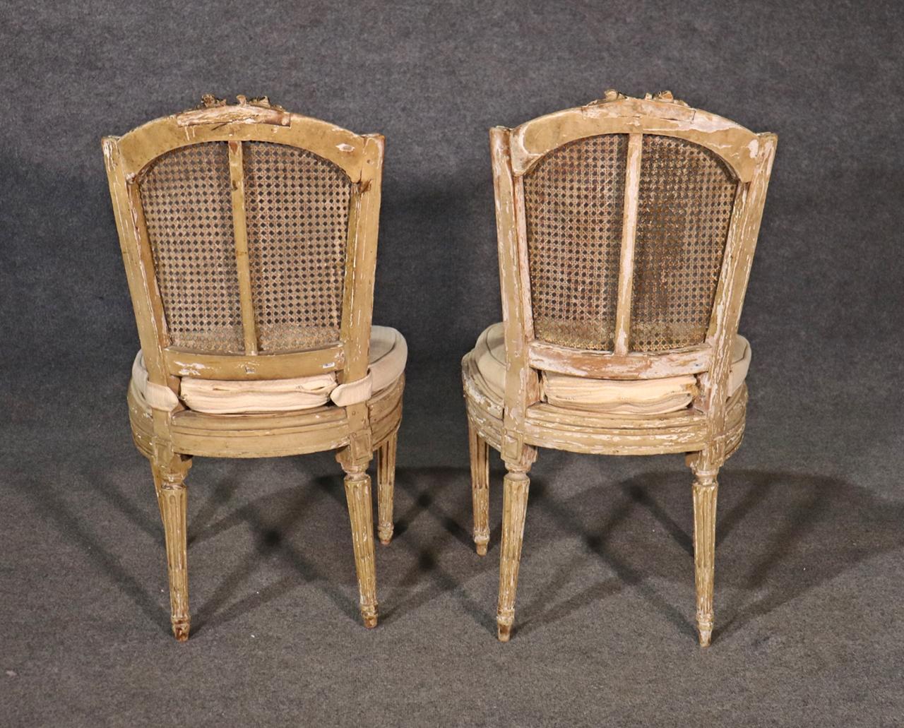 Paar antike, lackierte, französische Louis-XVI-Stühle mit Schilfrohrrückenlehne, um 1860 (Mittleres 19. Jahrhundert) im Angebot