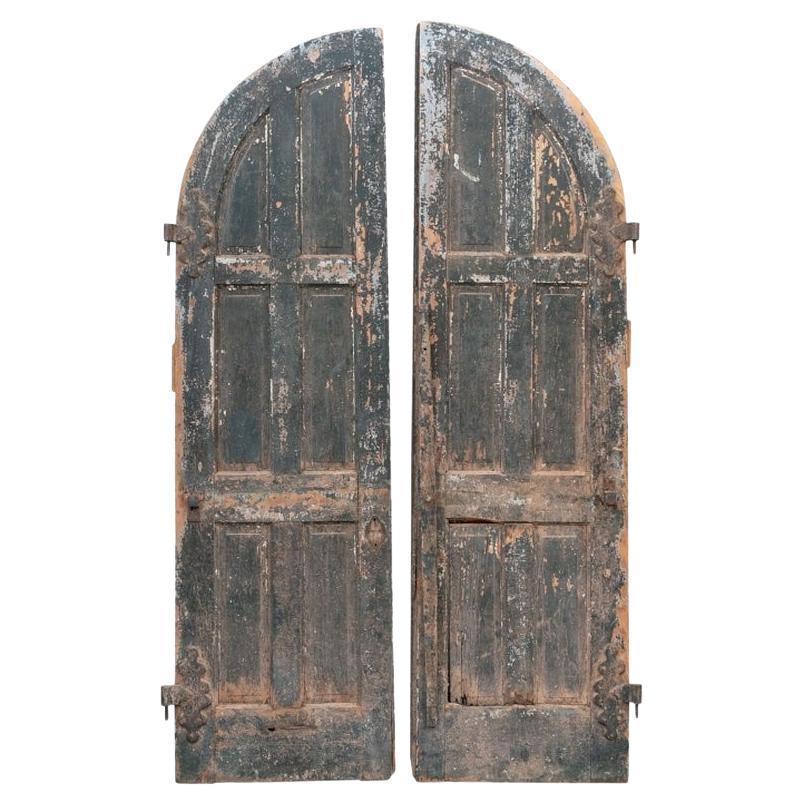 Paar massive antike gewölbte Türen in Bogenform