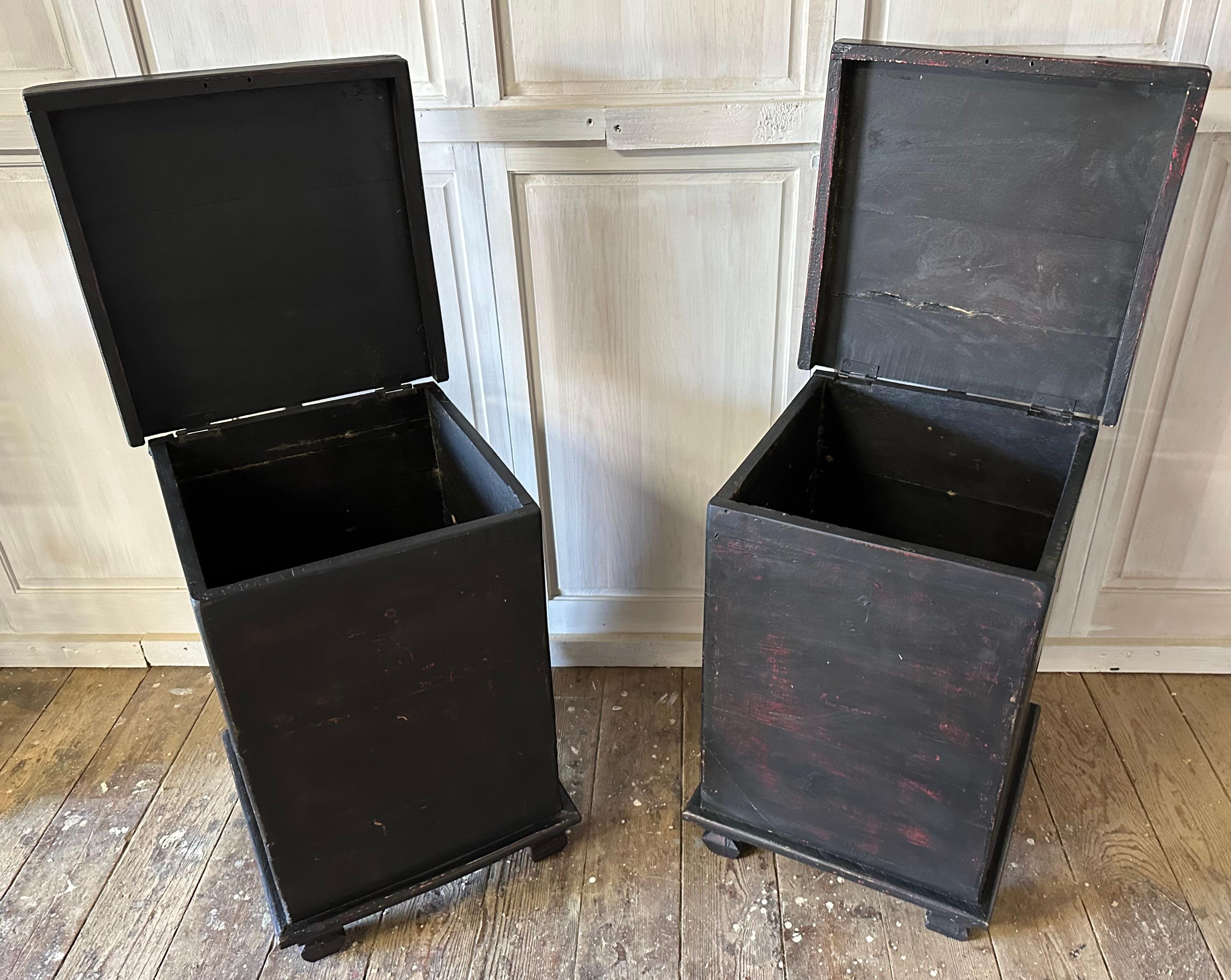 Country Paire de tables d'appoint chinoises peintes anciennes ou de petits coffres à couvertures en vente
