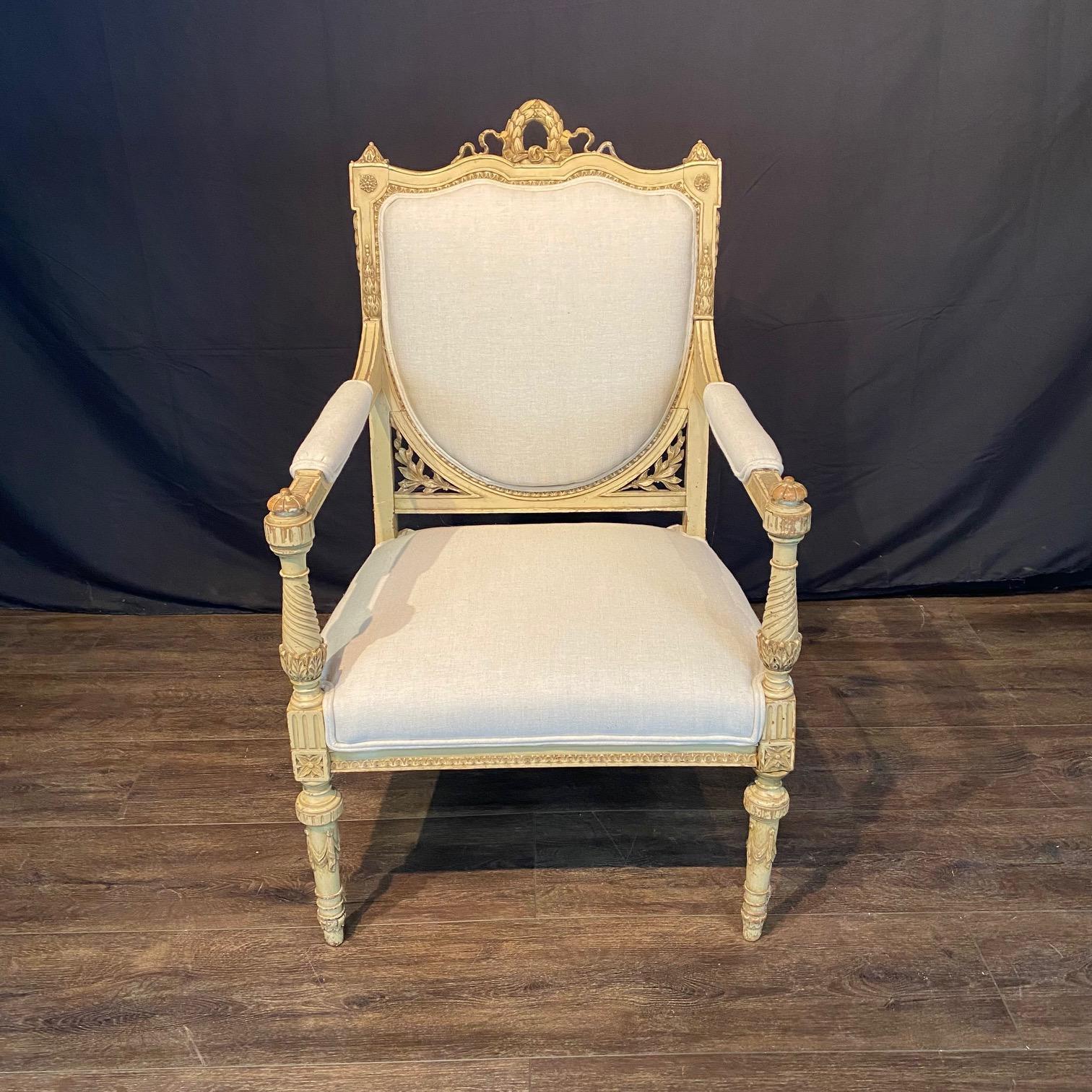 Ein Paar elegante französische Sessel oder Fauteuils aus dem 19. Jahrhundert mit Originallackierung und neuer, hochwertiger, neutraler Polsterung. Raffiniertes Beispiel des französischen Neoklassizismus mit kunstvoll geschnitzten Motiven, darunter