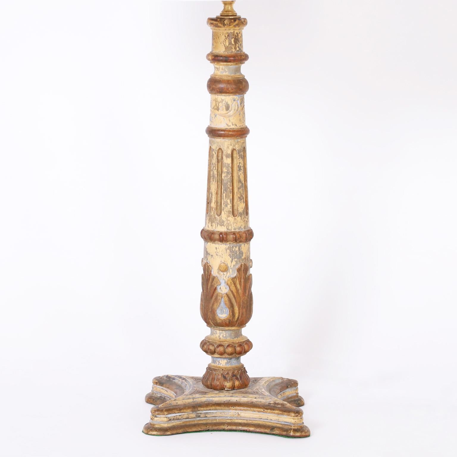 Néo-Renaissance Paire de lampes de bureau italiennes anciennes en bois sculpté et peint en vente