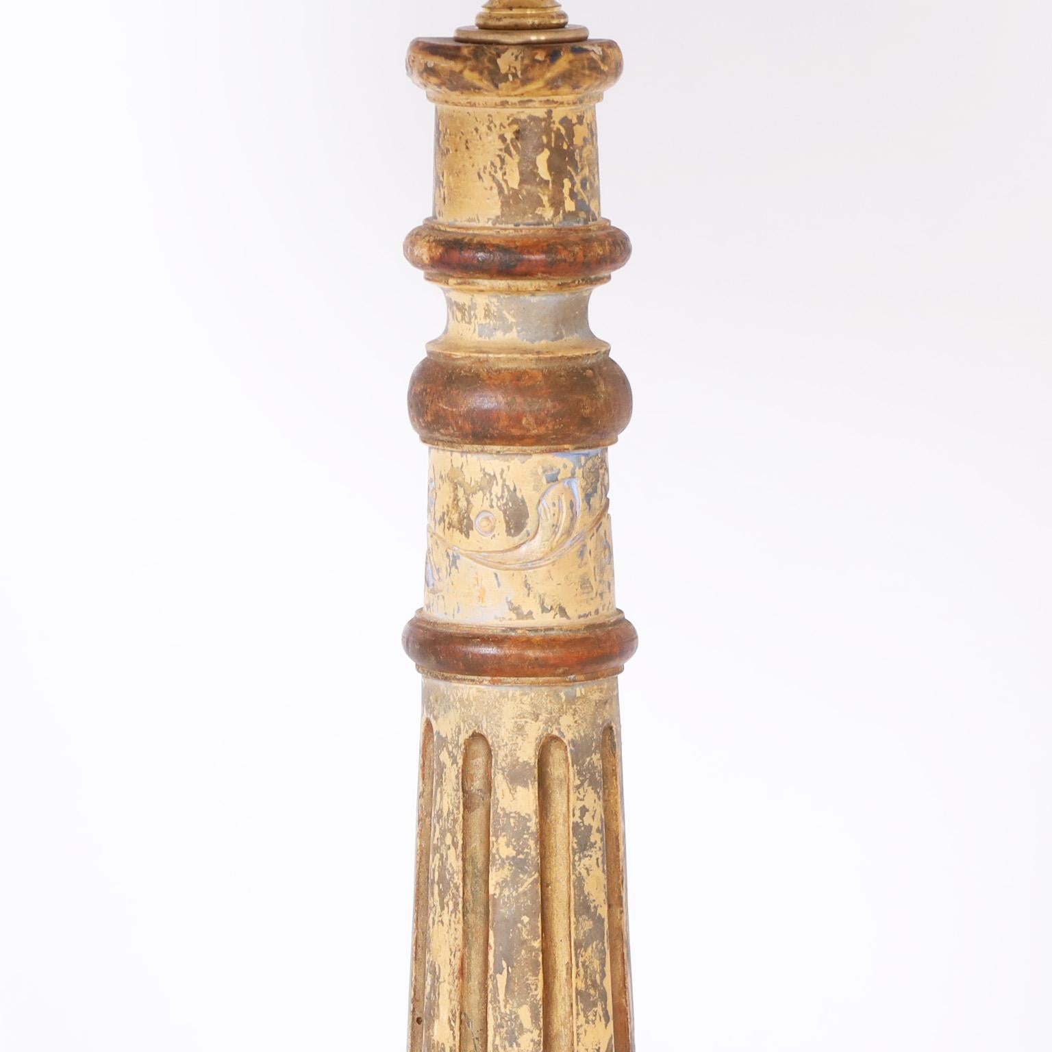 Paar antik bemalte italienische geschnitzte Holz-Tischlampen (Italienisch) im Angebot