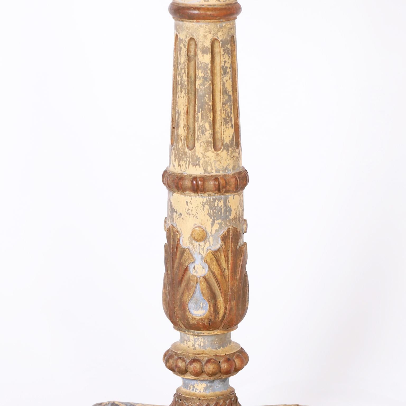 XIXe siècle Paire de lampes de bureau italiennes anciennes en bois sculpté et peint en vente
