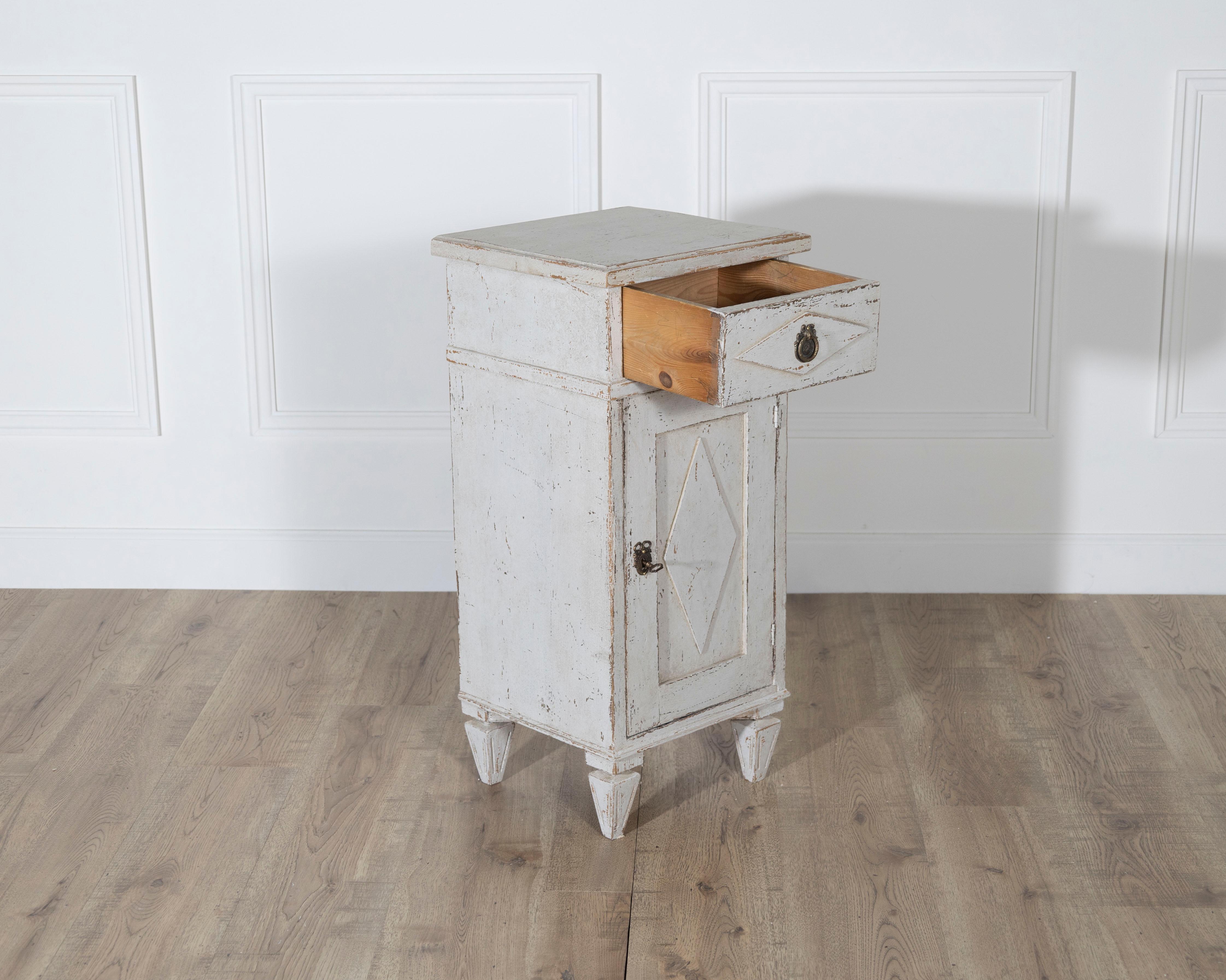 Coppia di antichi comodini dipinti con motivi di diamanti intagliati, circa 1920 in vendita 4