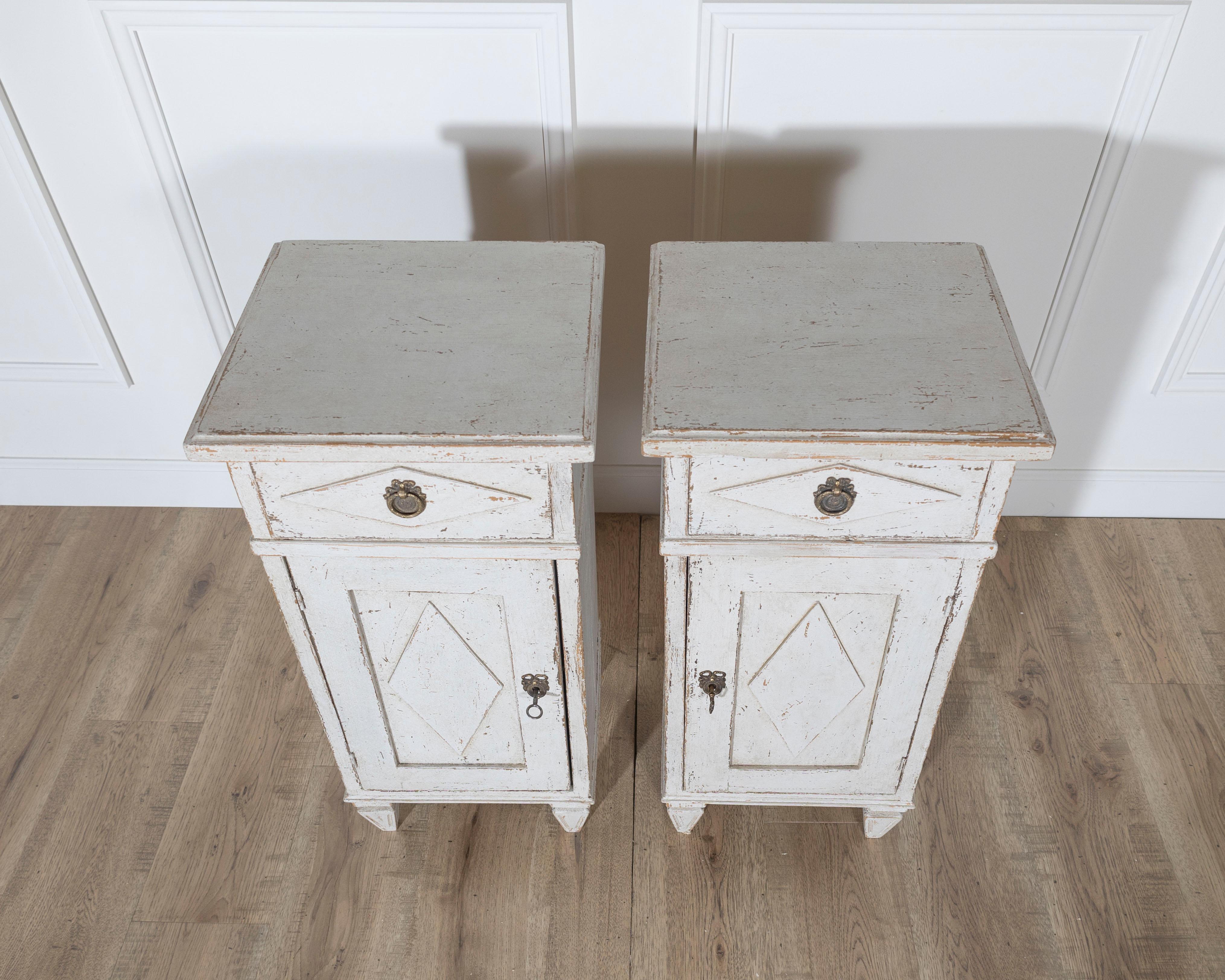 Scandinavo Coppia di antichi comodini dipinti con motivi di diamanti intagliati, circa 1920 in vendita