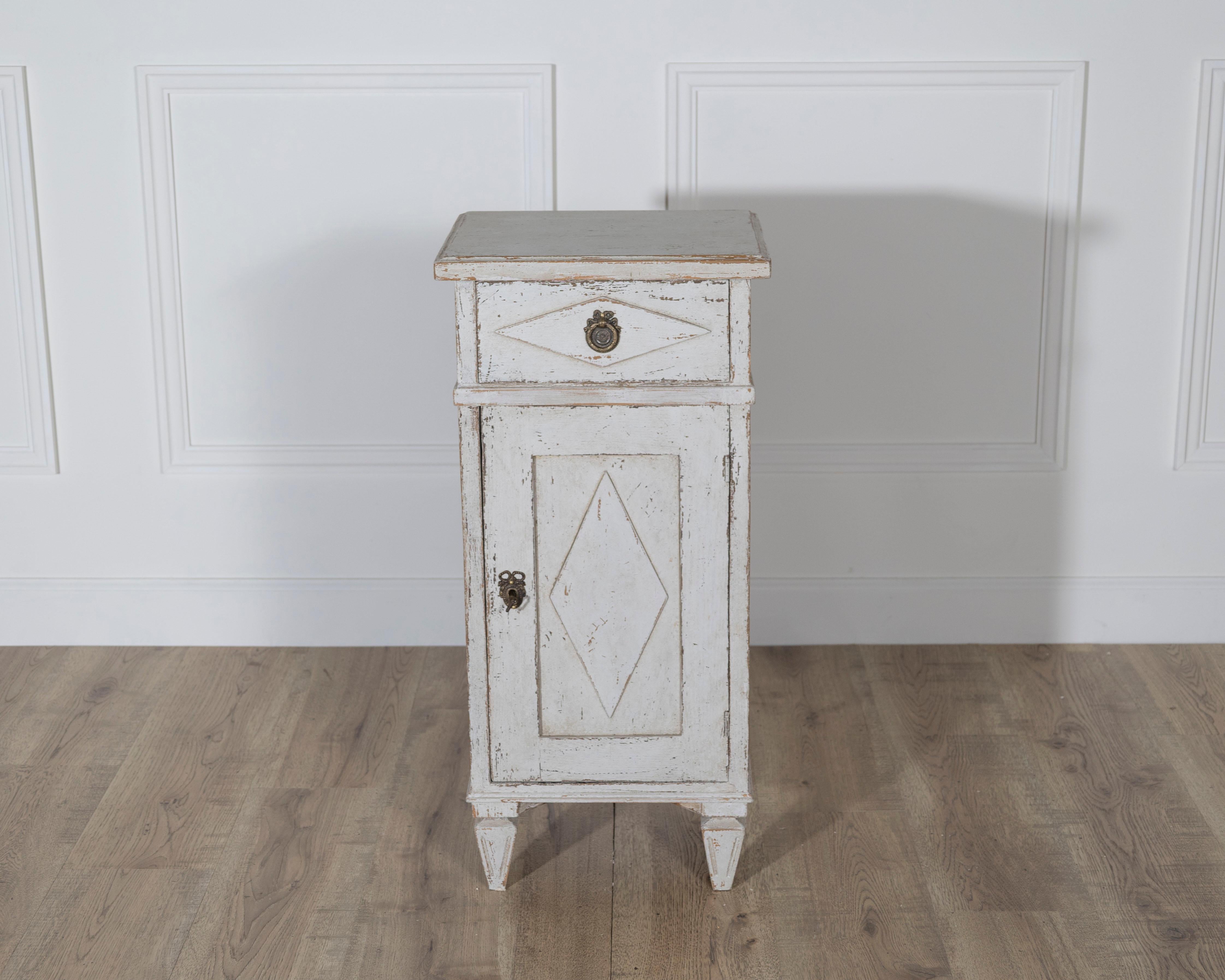 Coppia di antichi comodini dipinti con motivi di diamanti intagliati, circa 1920 in vendita 2