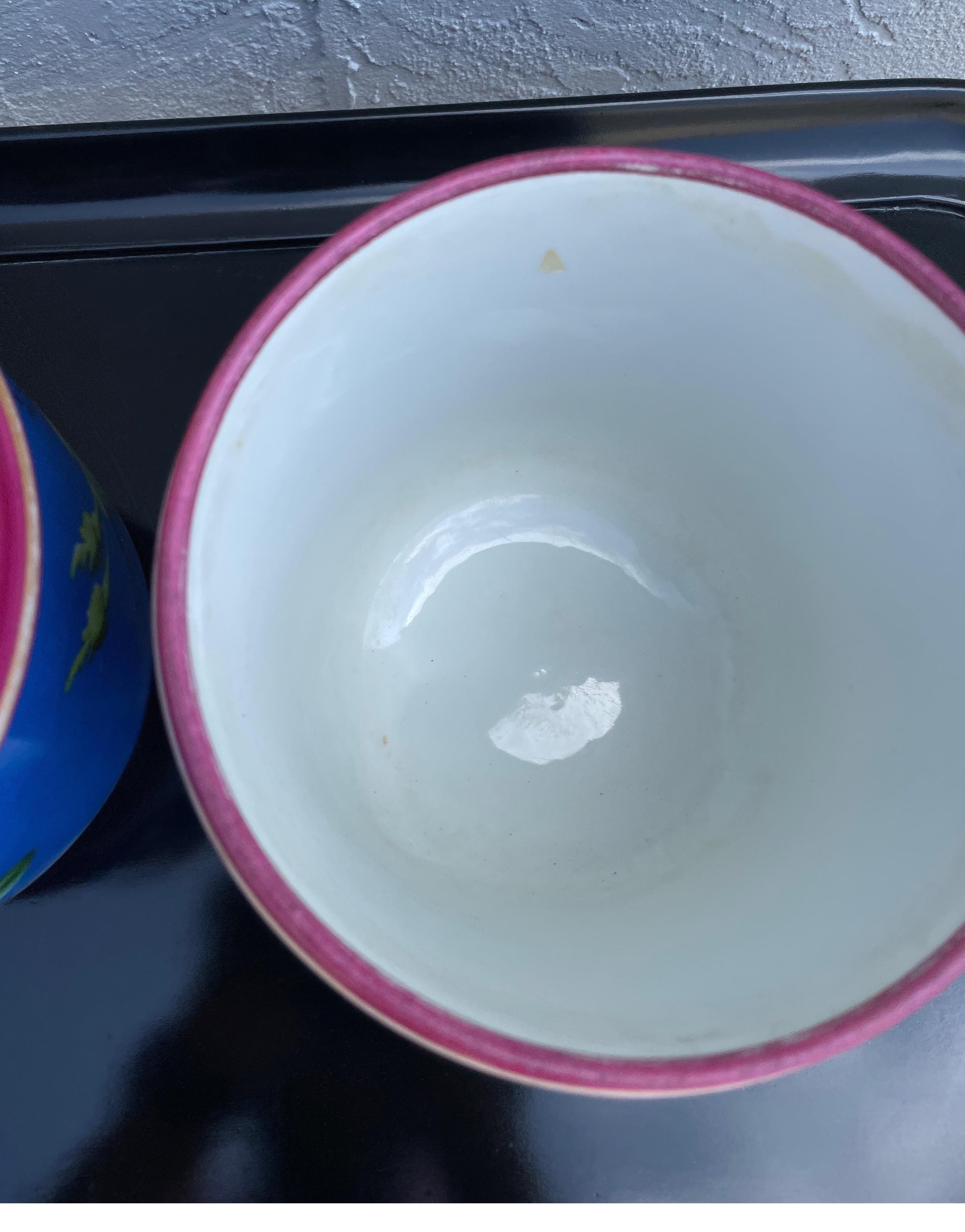 Coppia di antiche cachepot in porcellana di Parigi con peonie rosa in vendita 1