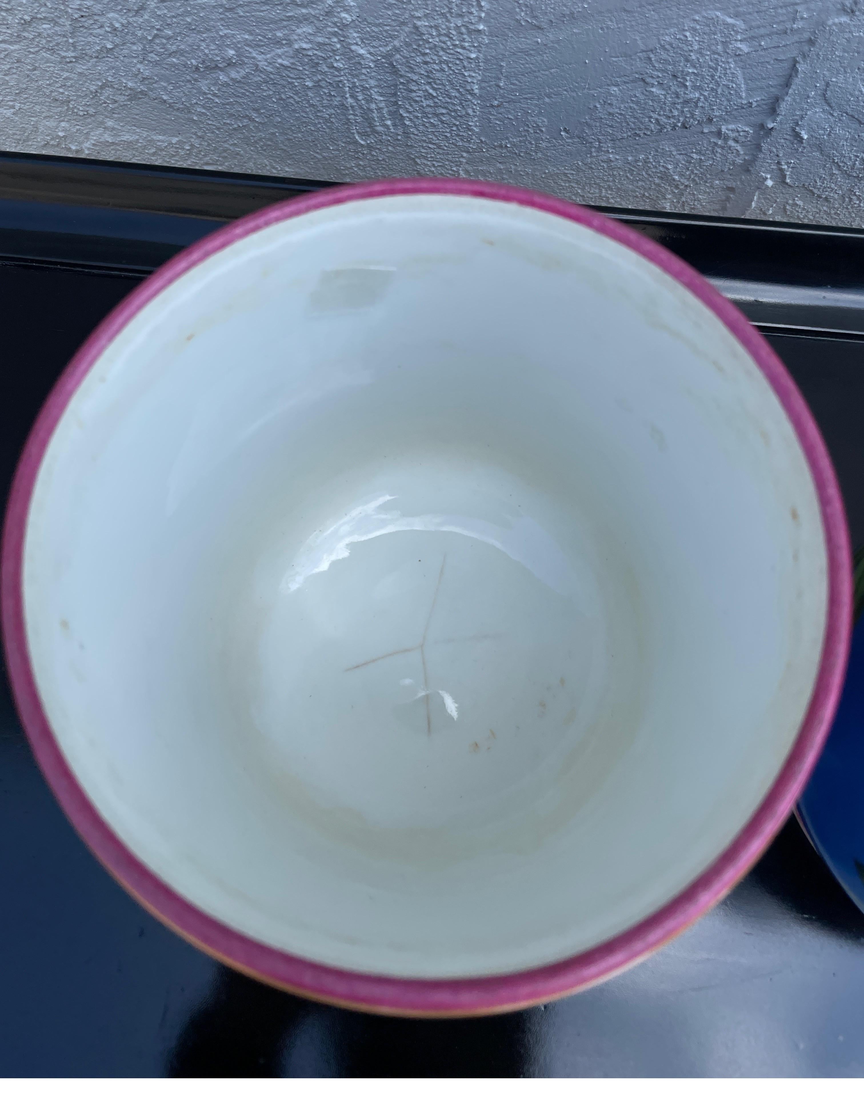 Coppia di antiche cachepot in porcellana di Parigi con peonie rosa in vendita 2