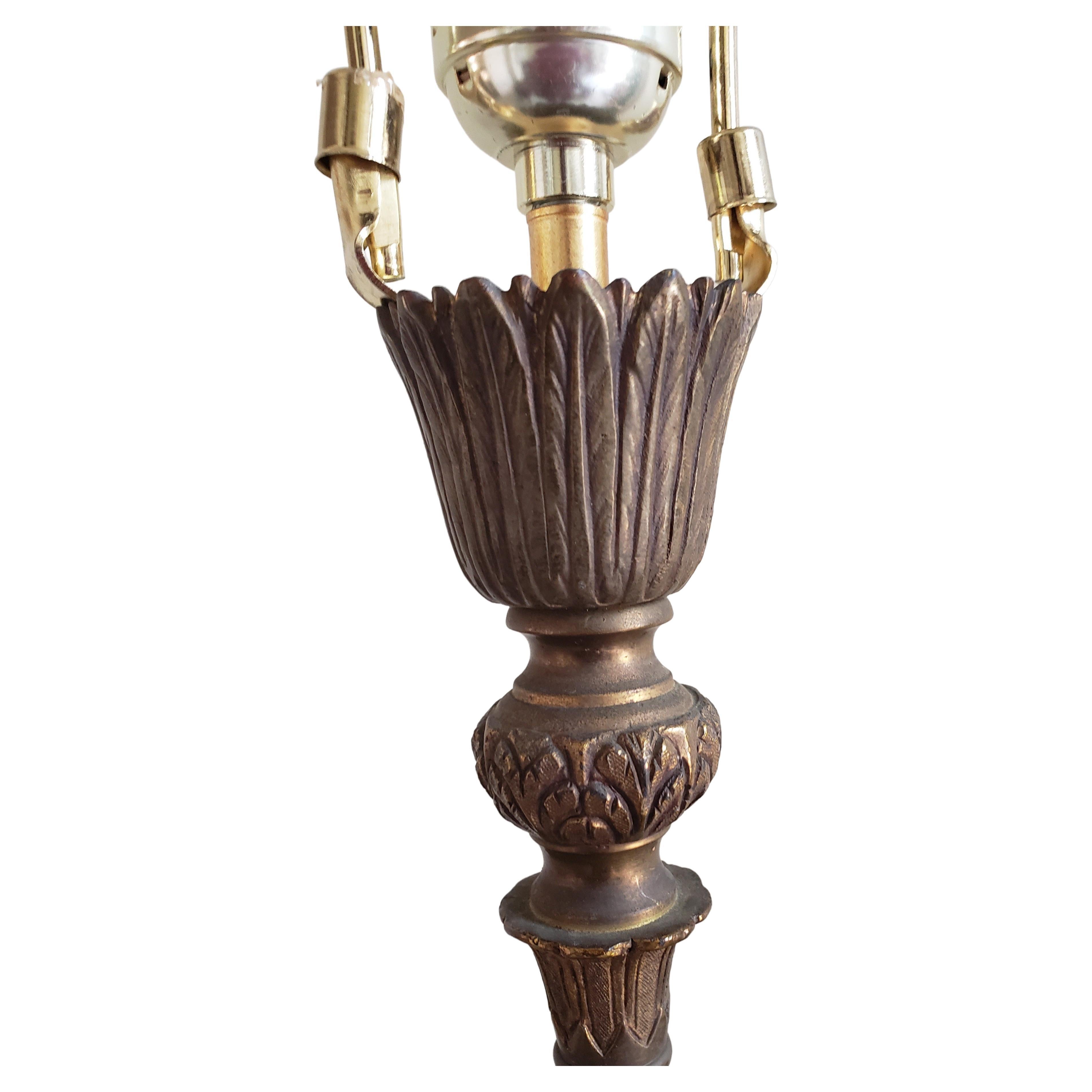 Ferronnerie Paire de lampes de table anciennes à aiguière partielles en bronze doré en vente