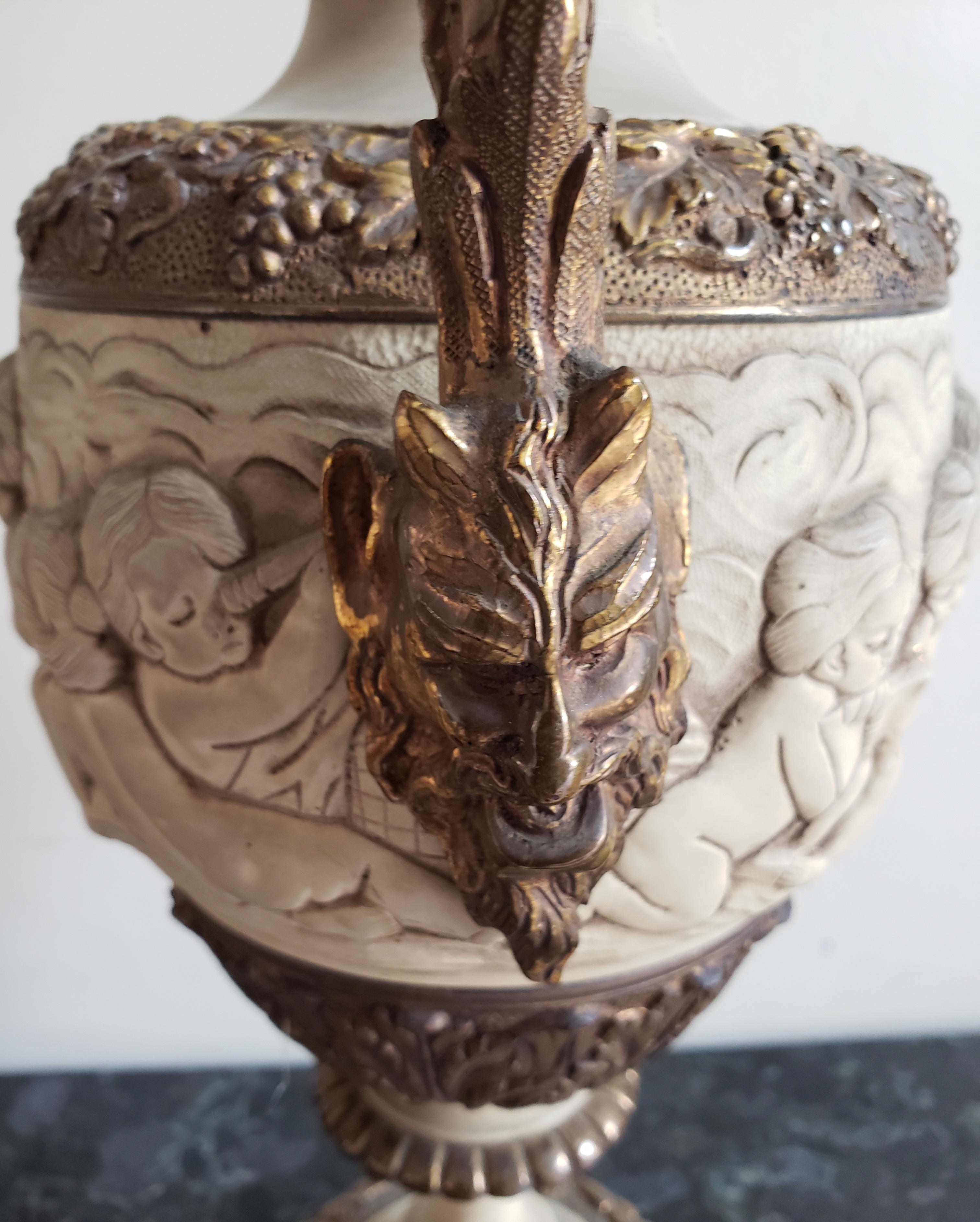 Bronze Paire de lampes de table anciennes à aiguière partielles en bronze doré en vente