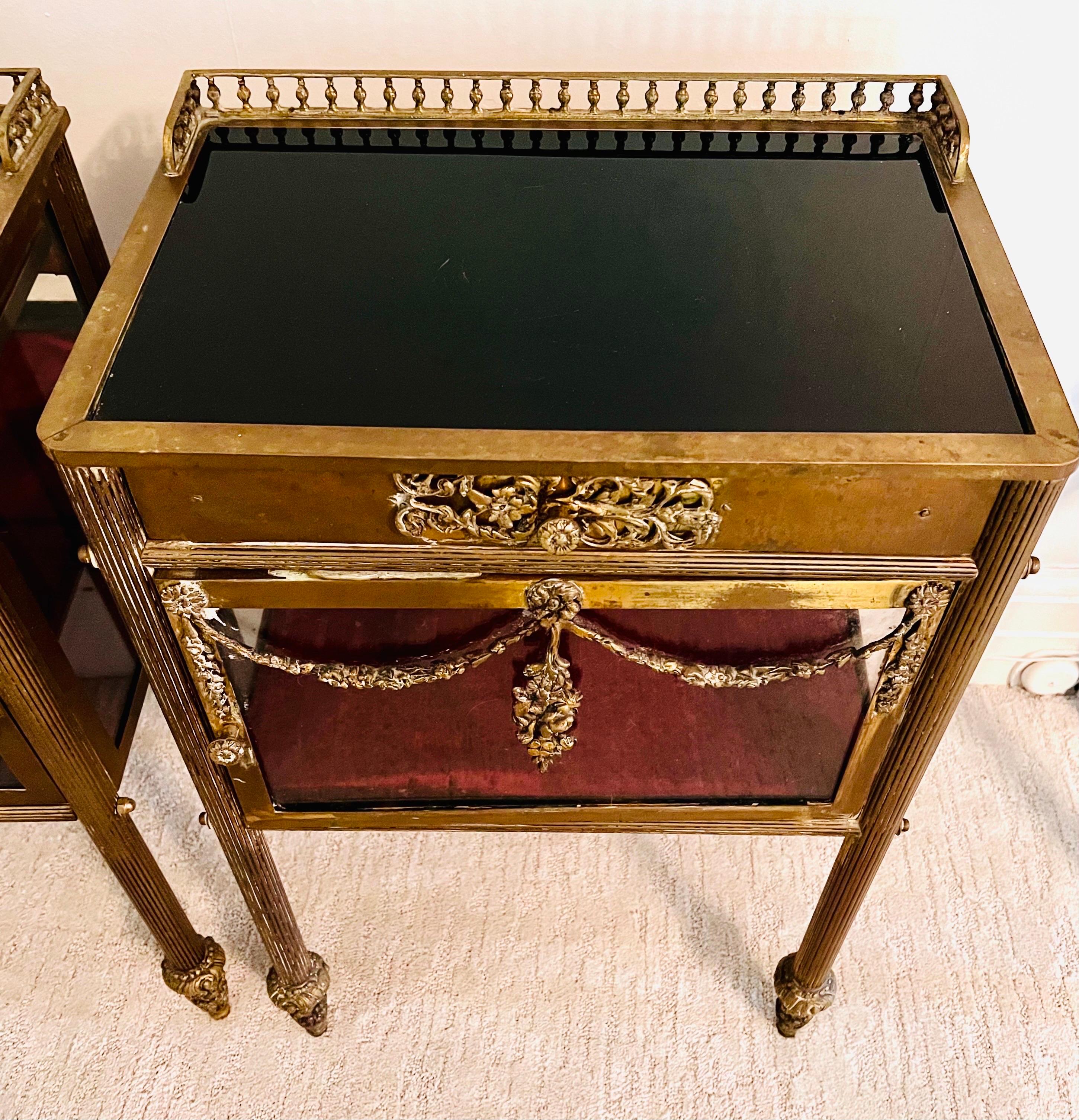 Pair of Antique Patinated Brass and Glass Vitrine Nightstands In Good Condition For Sale In West Hartford, CT