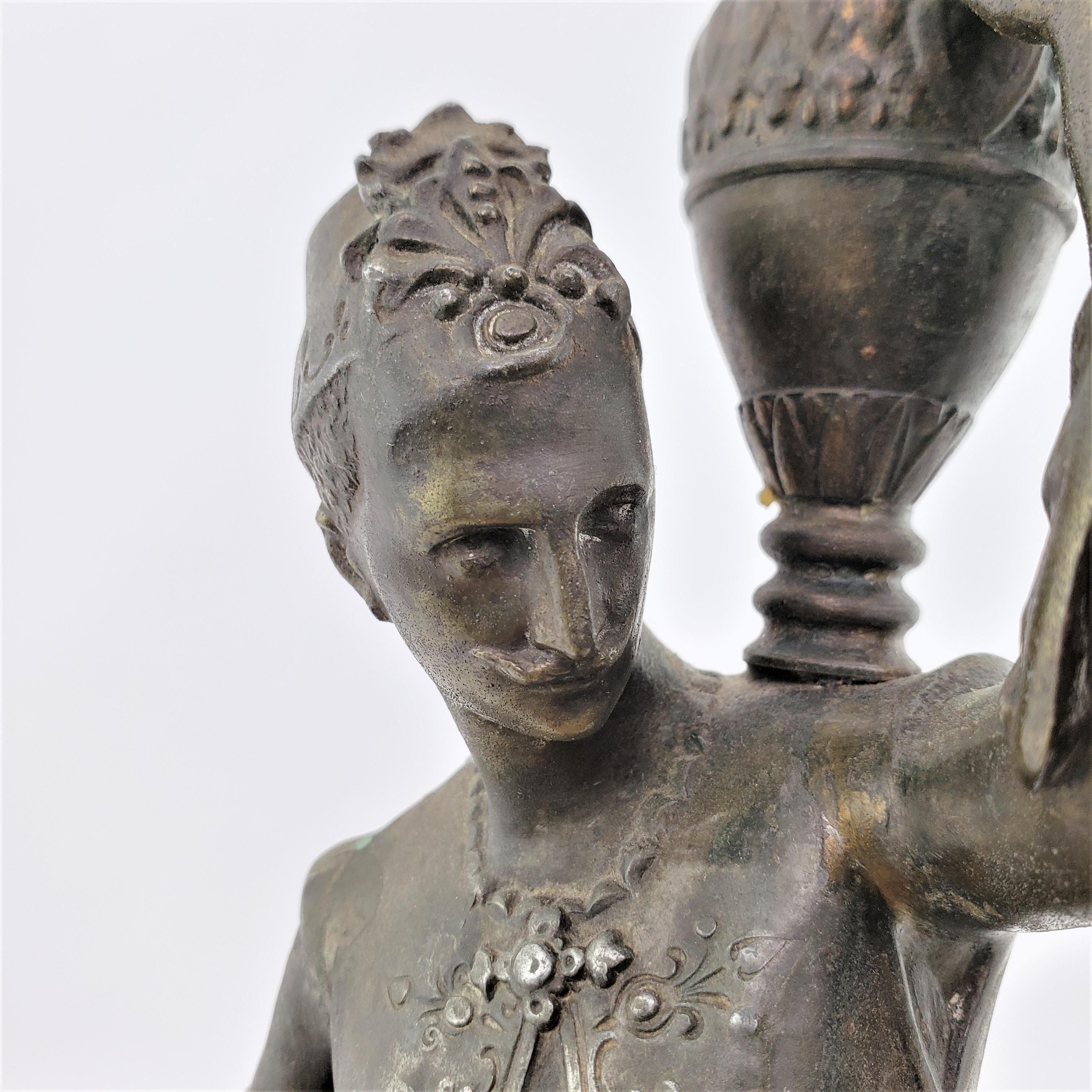Paar antike Kerzenständer aus patiniertem Zinn mit einem Mann und einer Frau, die Wasser transportieren im Angebot 2