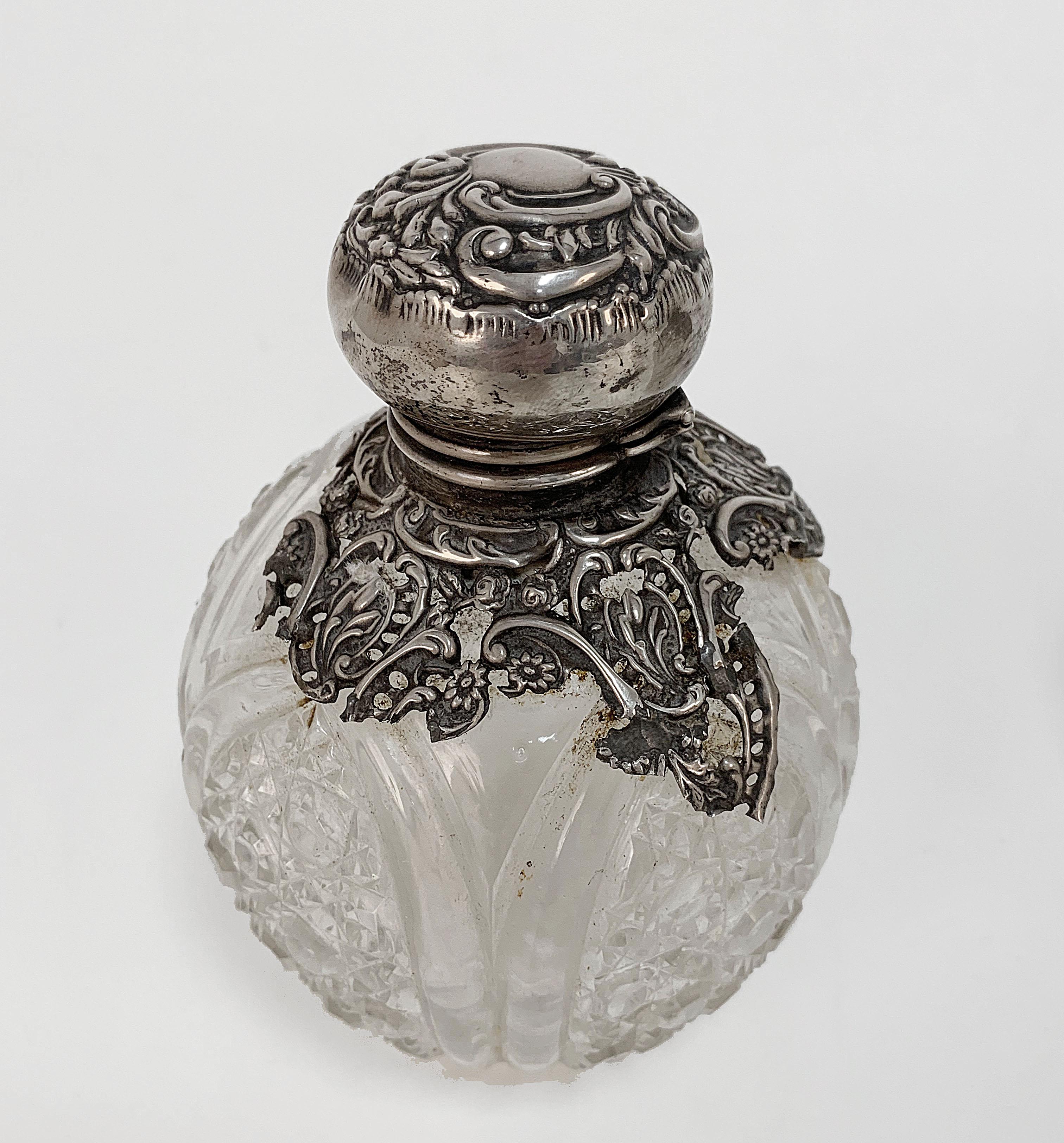 Pair of Antique Perfume Bottles, Sterling Silver and Crystal, England Early 1900 In Distressed Condition In Roma, IT