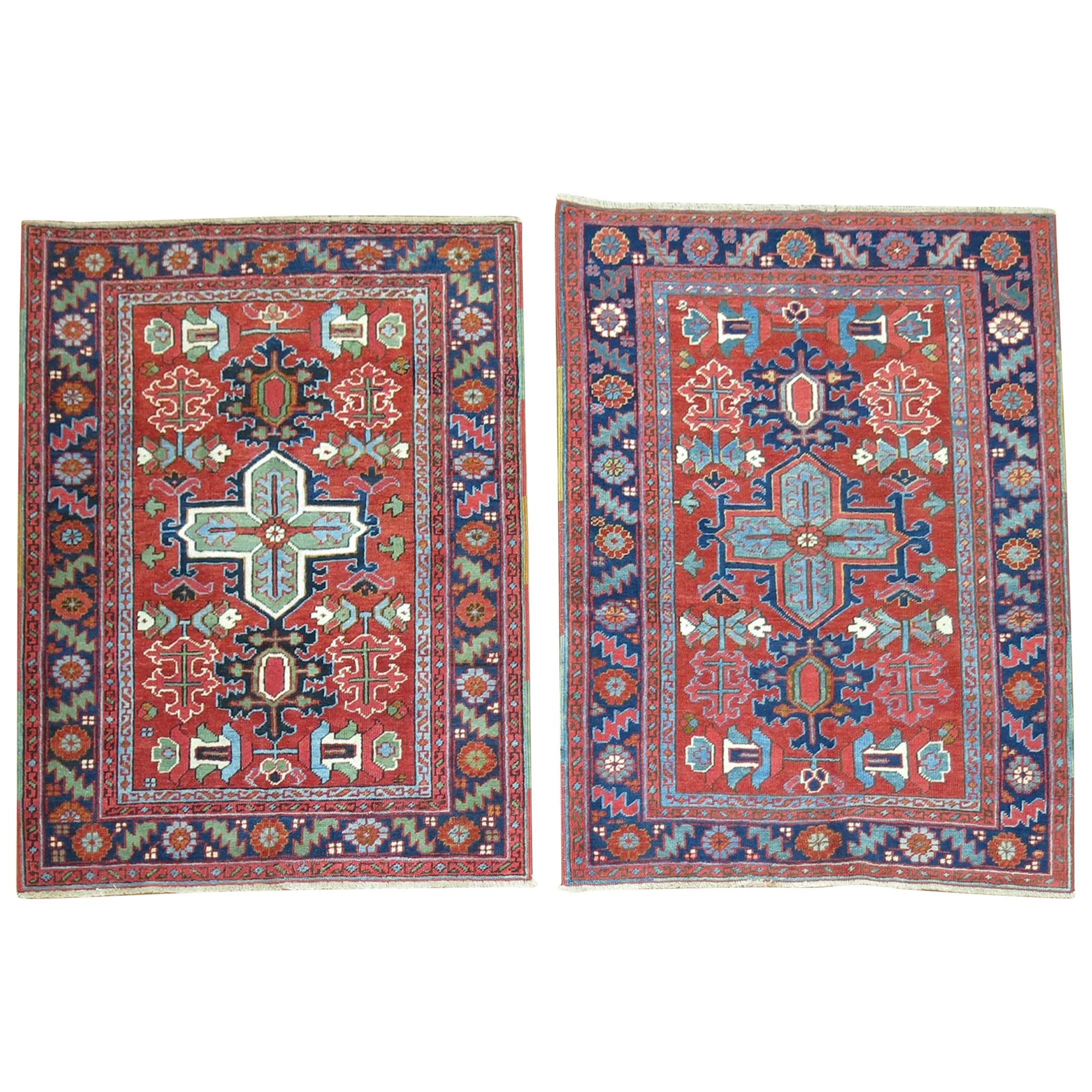 Paire de tapis carrés persans anciens Serapi Heriz