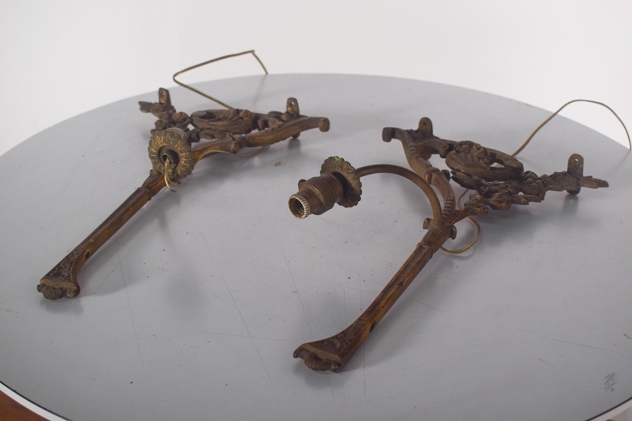 Coppia di luci antiche per pianoforte. In bronzo dorato con finitura invecchiata, che ne dimostra l'autenticità e l'antichità. Con un design maestoso, questi pezzi presentano una struttura ornata con motivi floreali e dettagli in rilievo, che
