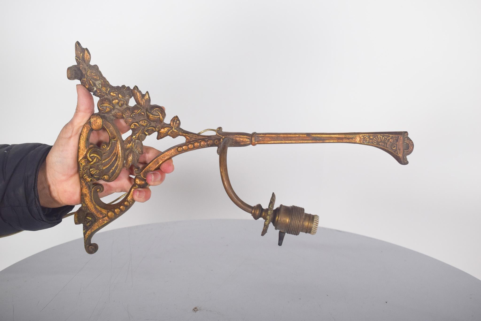 Portoghese Coppia di luci da pianoforte antiche in bronzo in vendita
