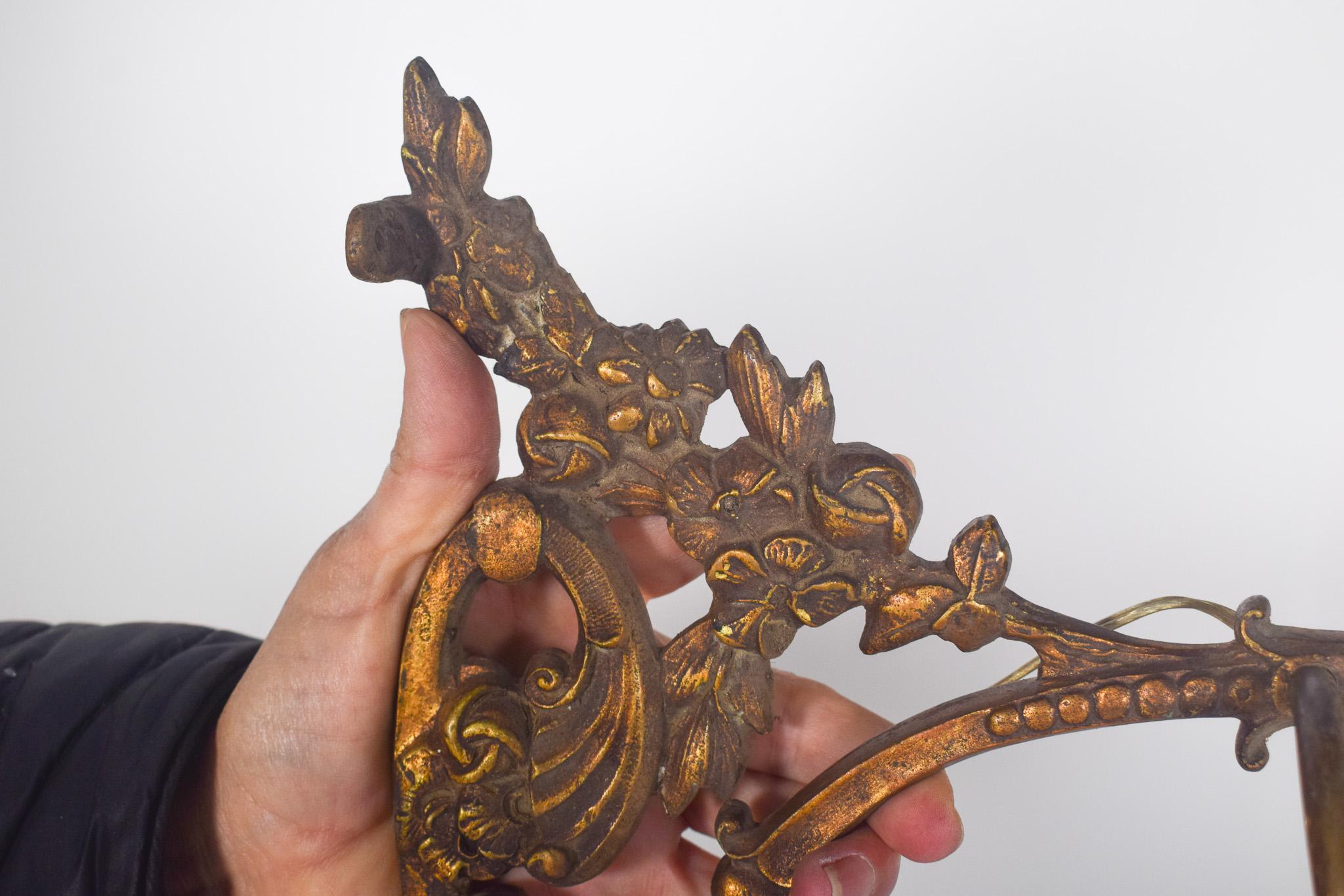 XX secolo Coppia di luci da pianoforte antiche in bronzo in vendita