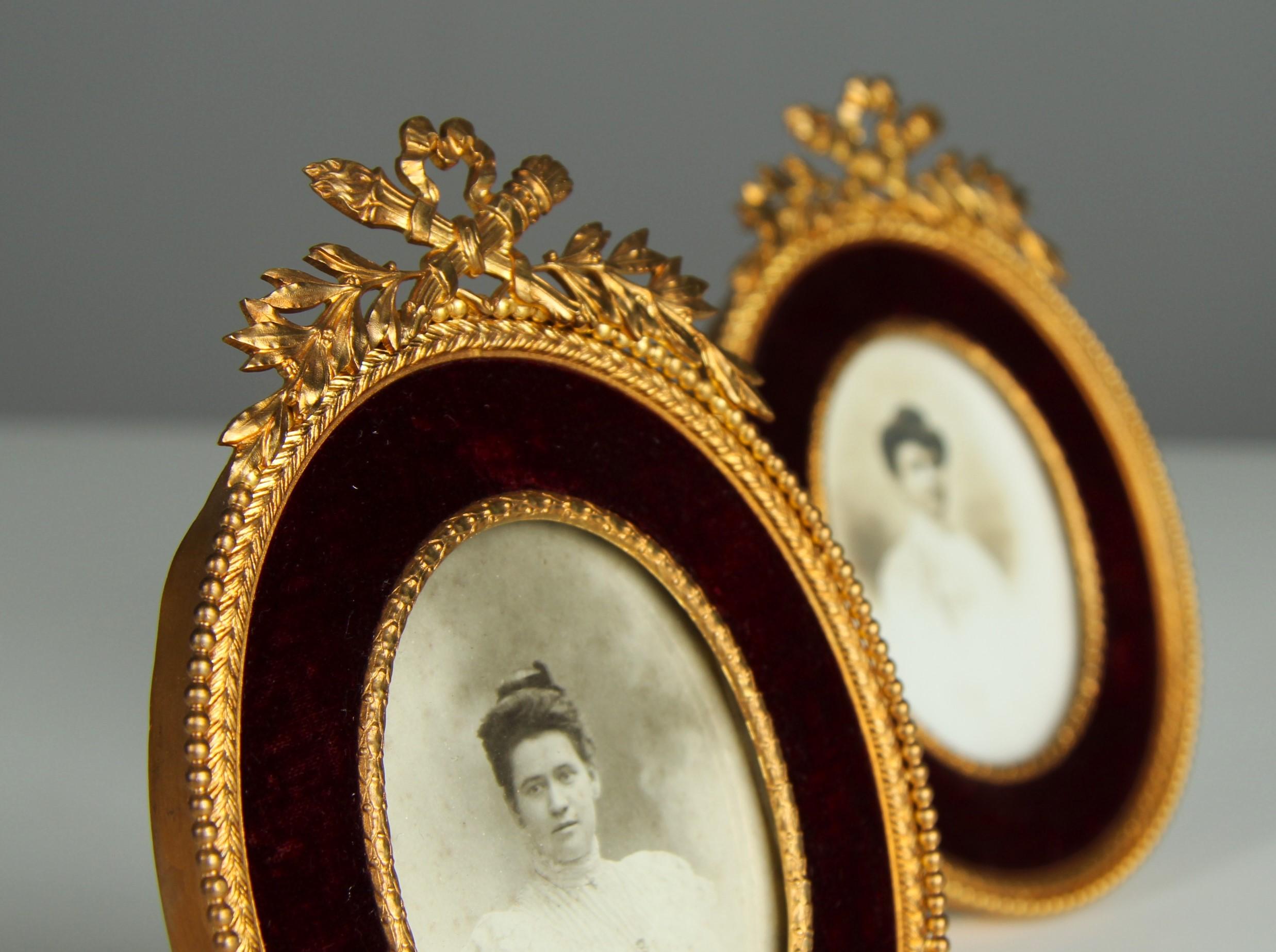 Paire unique de cadres victoriens provenant de France, vers les années 1880.
Magnifiques cadres avec bordure en velours rouge.

Les cadres français de l'époque victorienne sont l'expression d'une Epoch connue pour sa richesse décorative et son