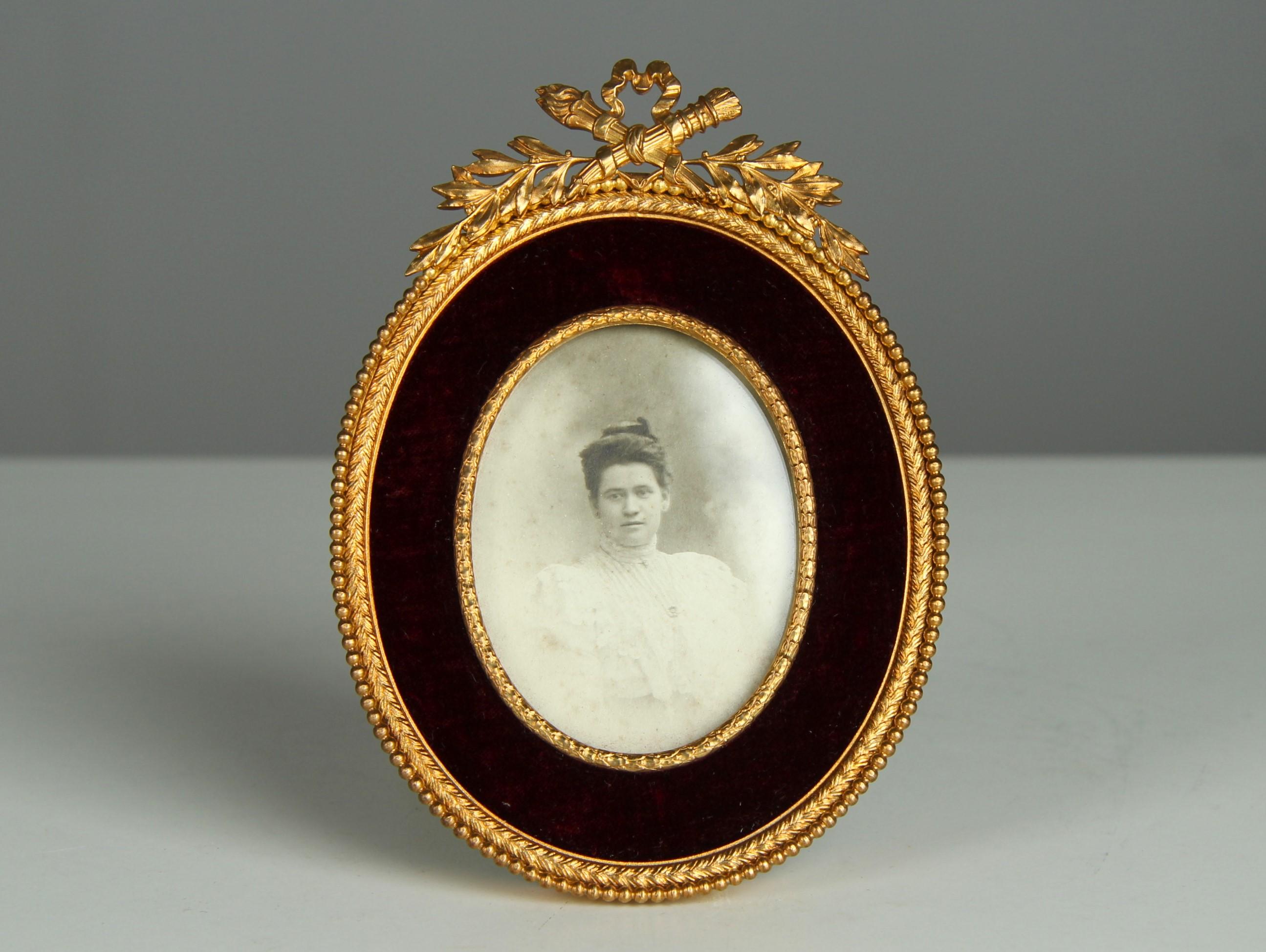 Victorien Paire de cadres anciens, velours rouge bordeaux, France, années 1880, 5 x 7 cm en vente