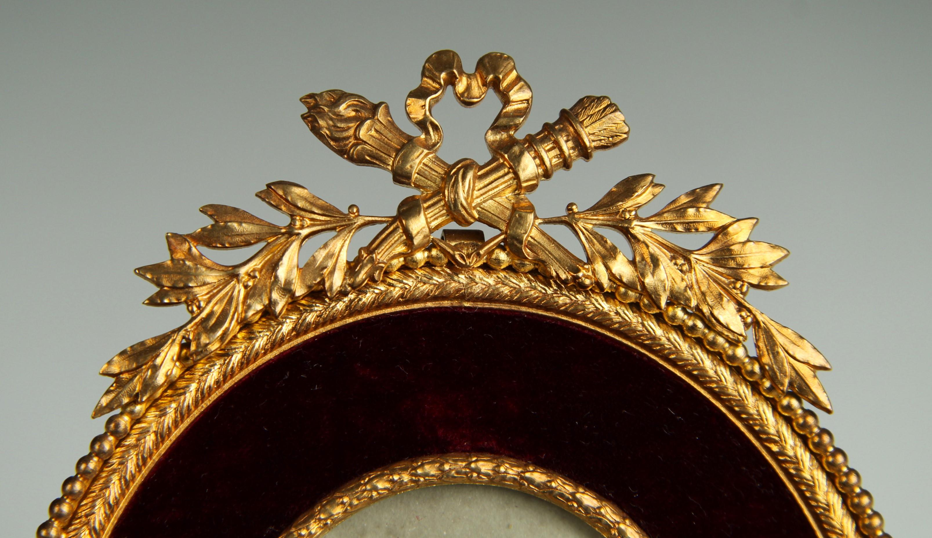 Français Paire de cadres anciens, velours rouge bordeaux, France, années 1880, 5 x 7 cm en vente