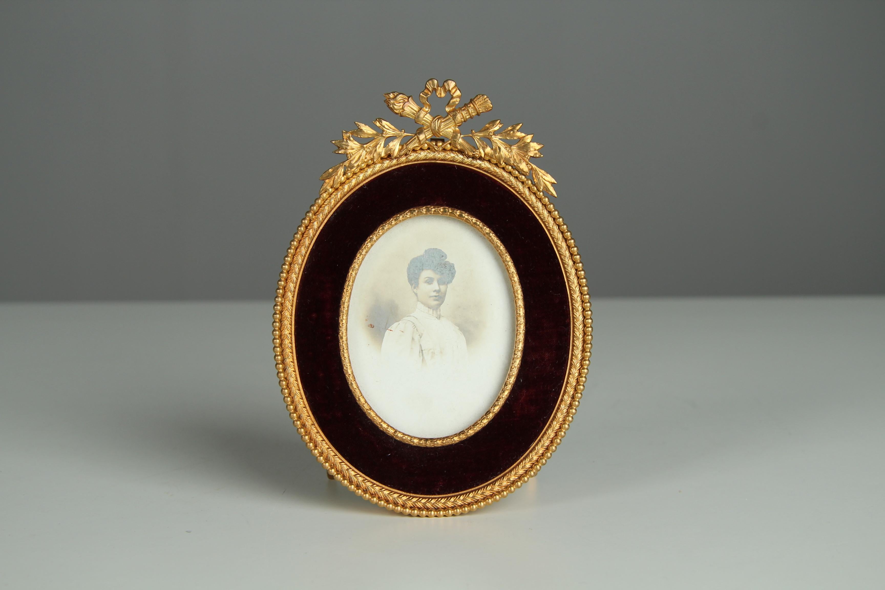 Paire de cadres anciens, velours rouge bordeaux, France, années 1880, 5 x 7 cm Bon état - En vente à Greven, DE