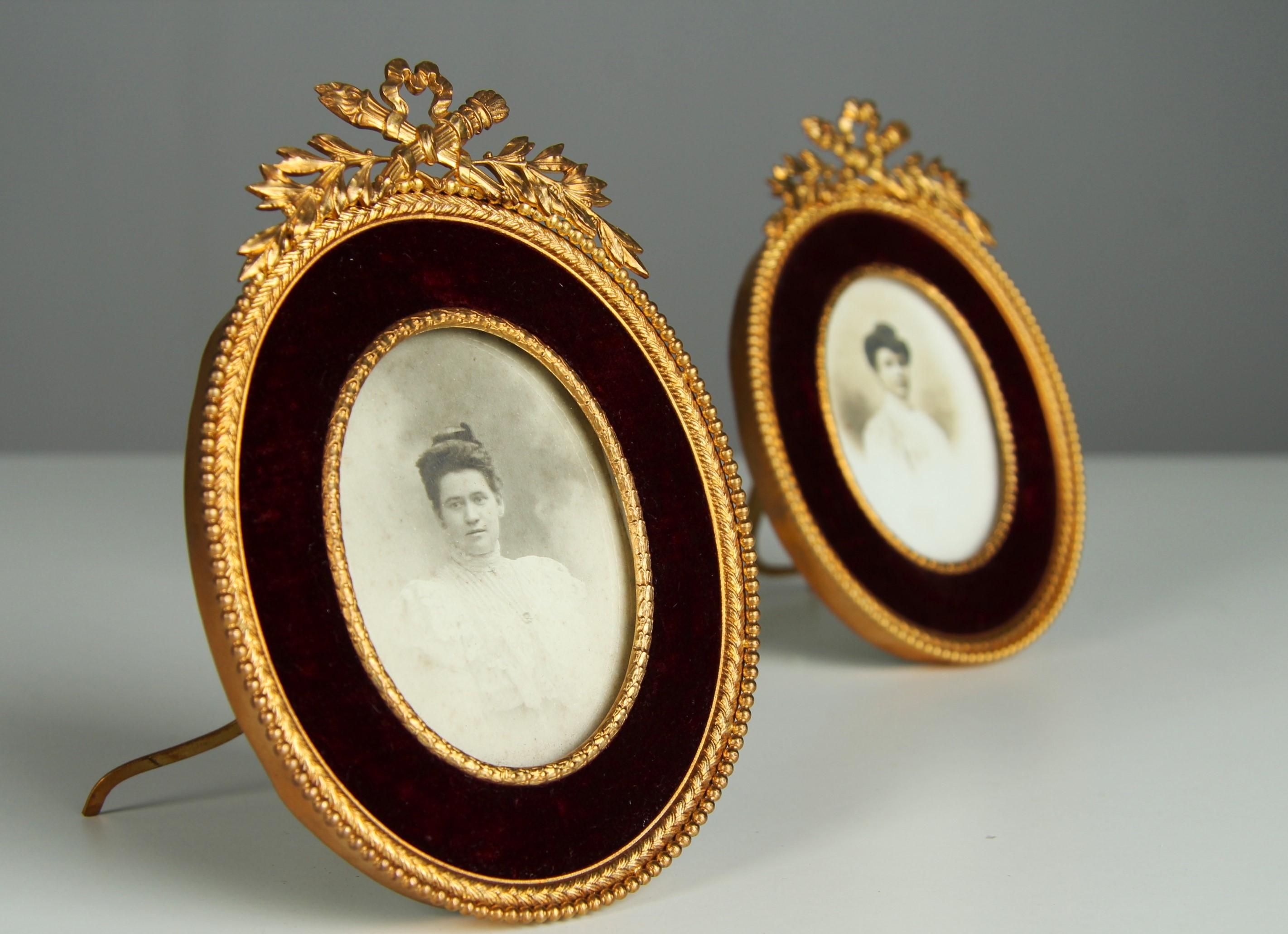 Laiton Paire de cadres anciens, velours rouge bordeaux, France, années 1880, 5 x 7 cm en vente