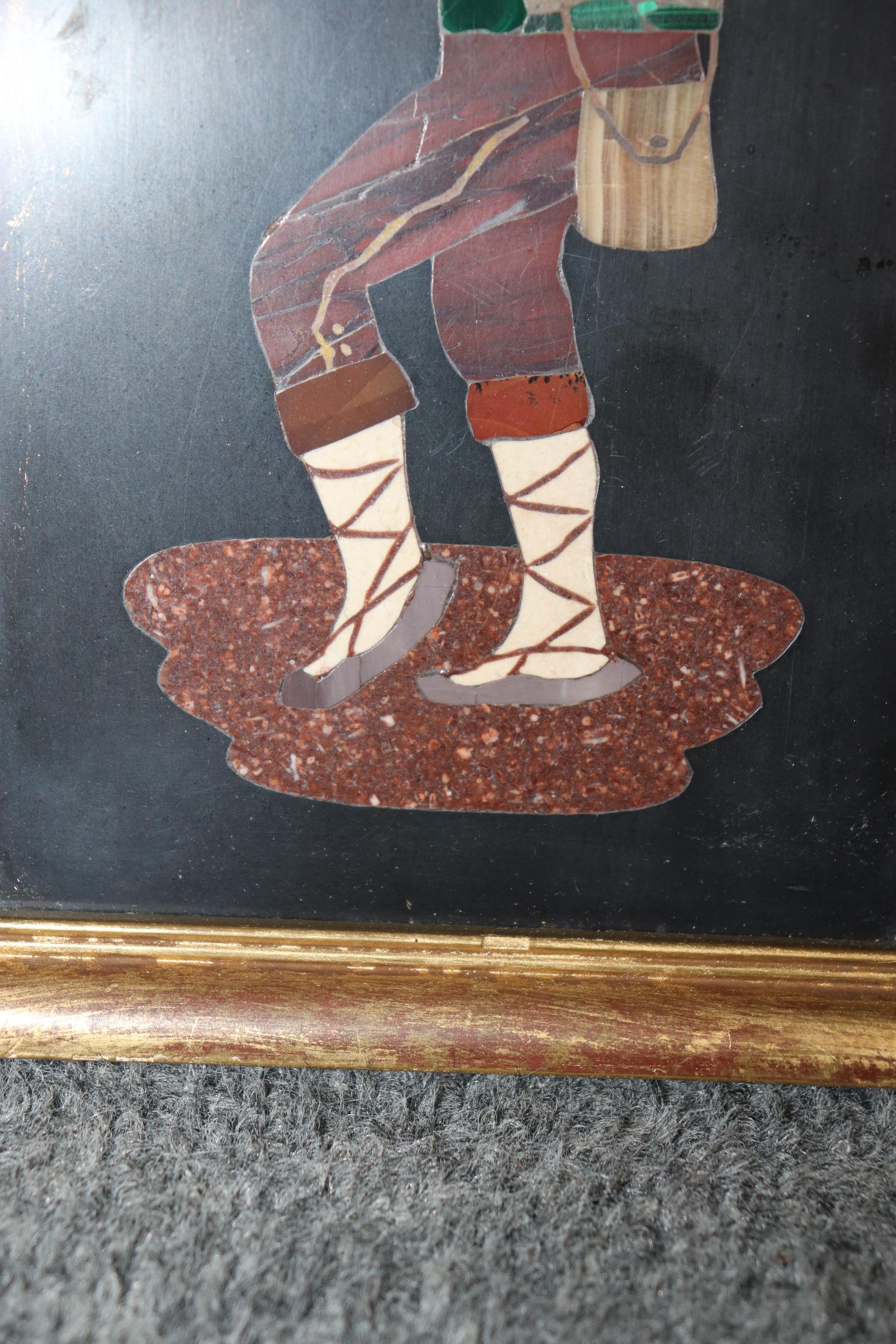 Paar antike figurale Pietra Dura-Intarsientafeln mit vergoldetem Rahmen und Malachit mit Intarsien  im Zustand „Gut“ im Angebot in Swedesboro, NJ