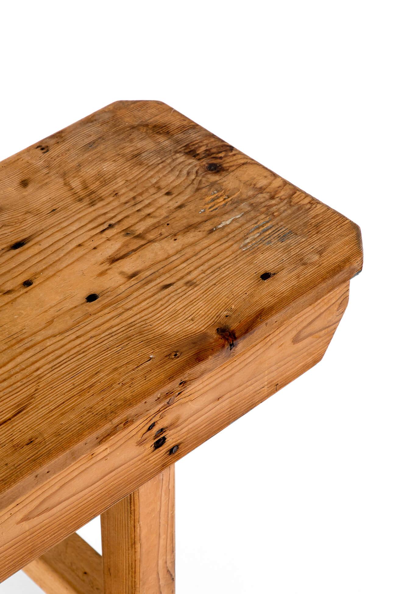 Paire de bancs anciens en pin en vente 5