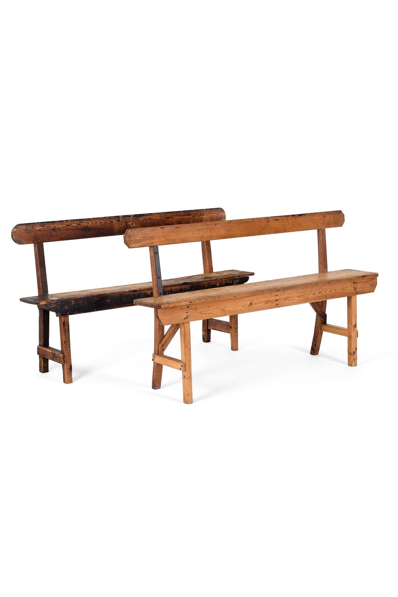 Une splendide paire de bancs rustiques en pin récupérés de  un vieux moulin.

Chaque banc a un dossier haut et les bases sont reliées par des châssis en forme de H. Les sièges généreux ont une belle couleur profonde et riche, avec beaucoup de veines