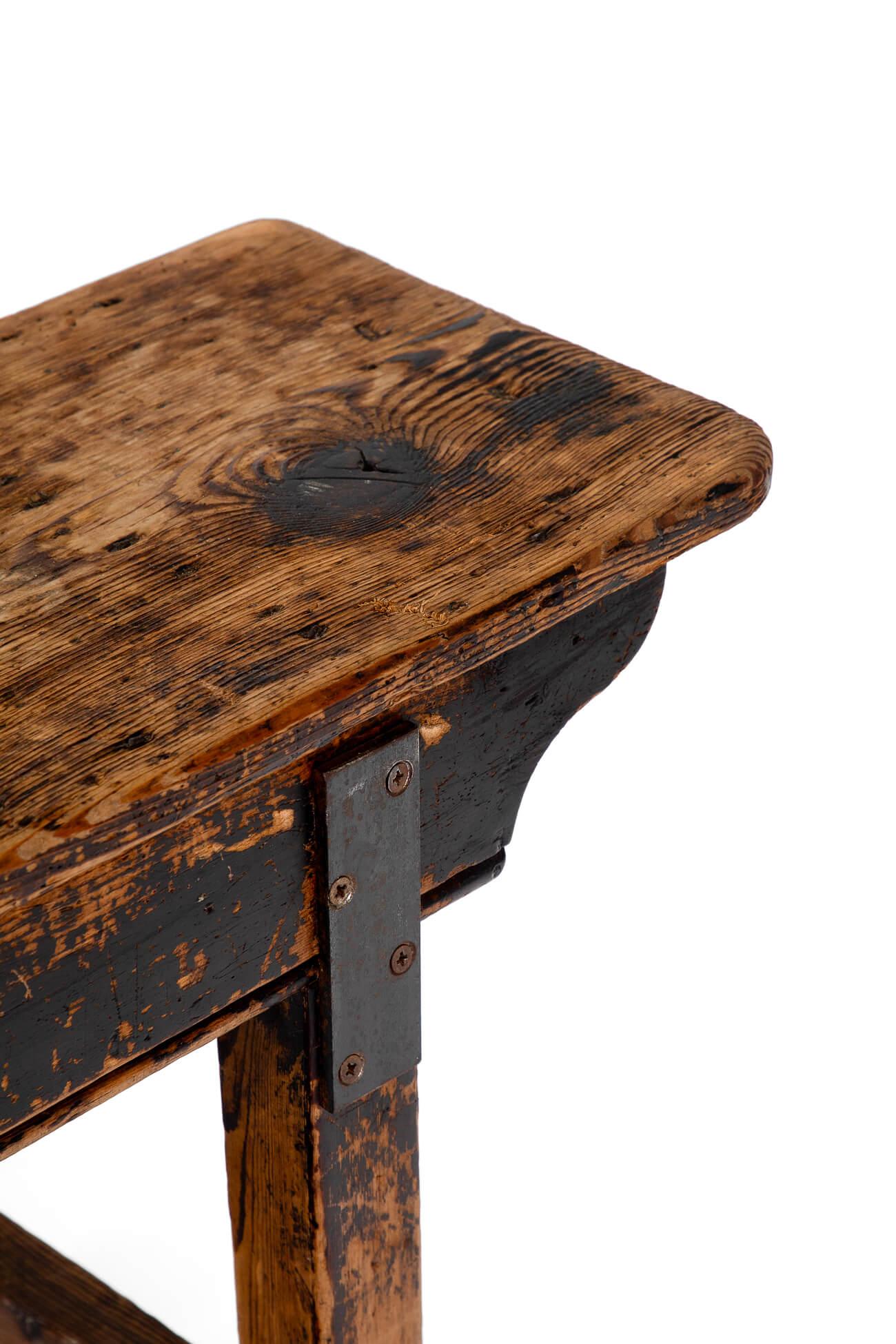 Paire de bancs anciens en pin en vente 1
