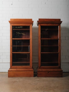 Paire de vitrines-bibliothèques anciennes en pin à portes vitrées