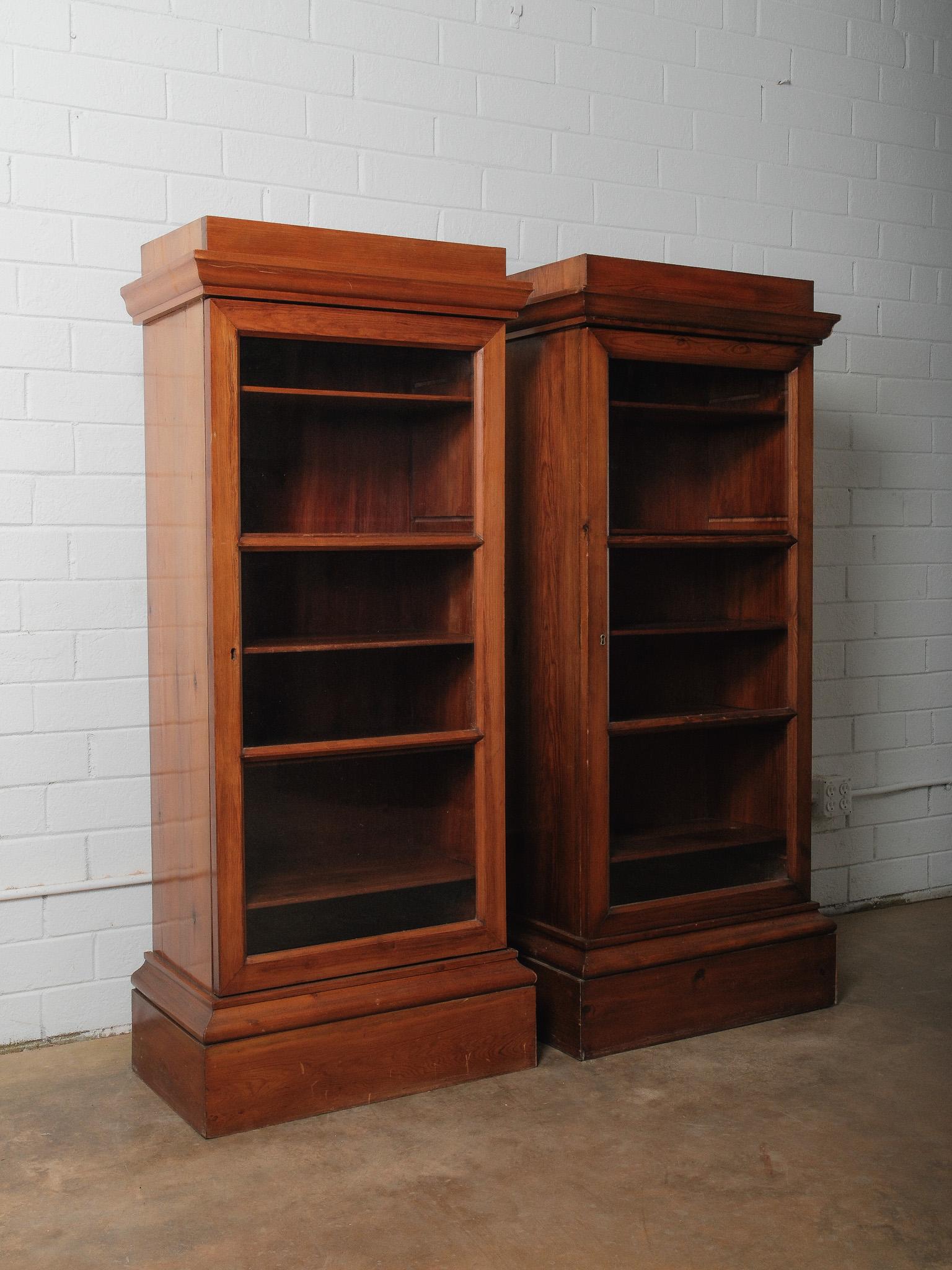 Rustique Paire de vitrines-bibliothèques anciennes en pin à portes vitrées en vente