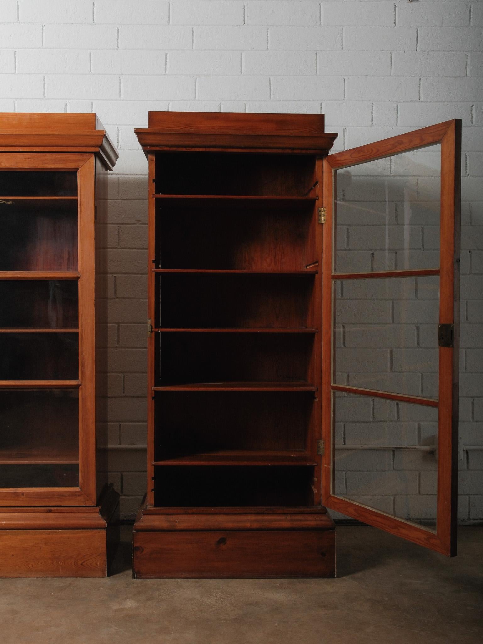 Anglais Paire de vitrines-bibliothèques anciennes en pin à portes vitrées en vente