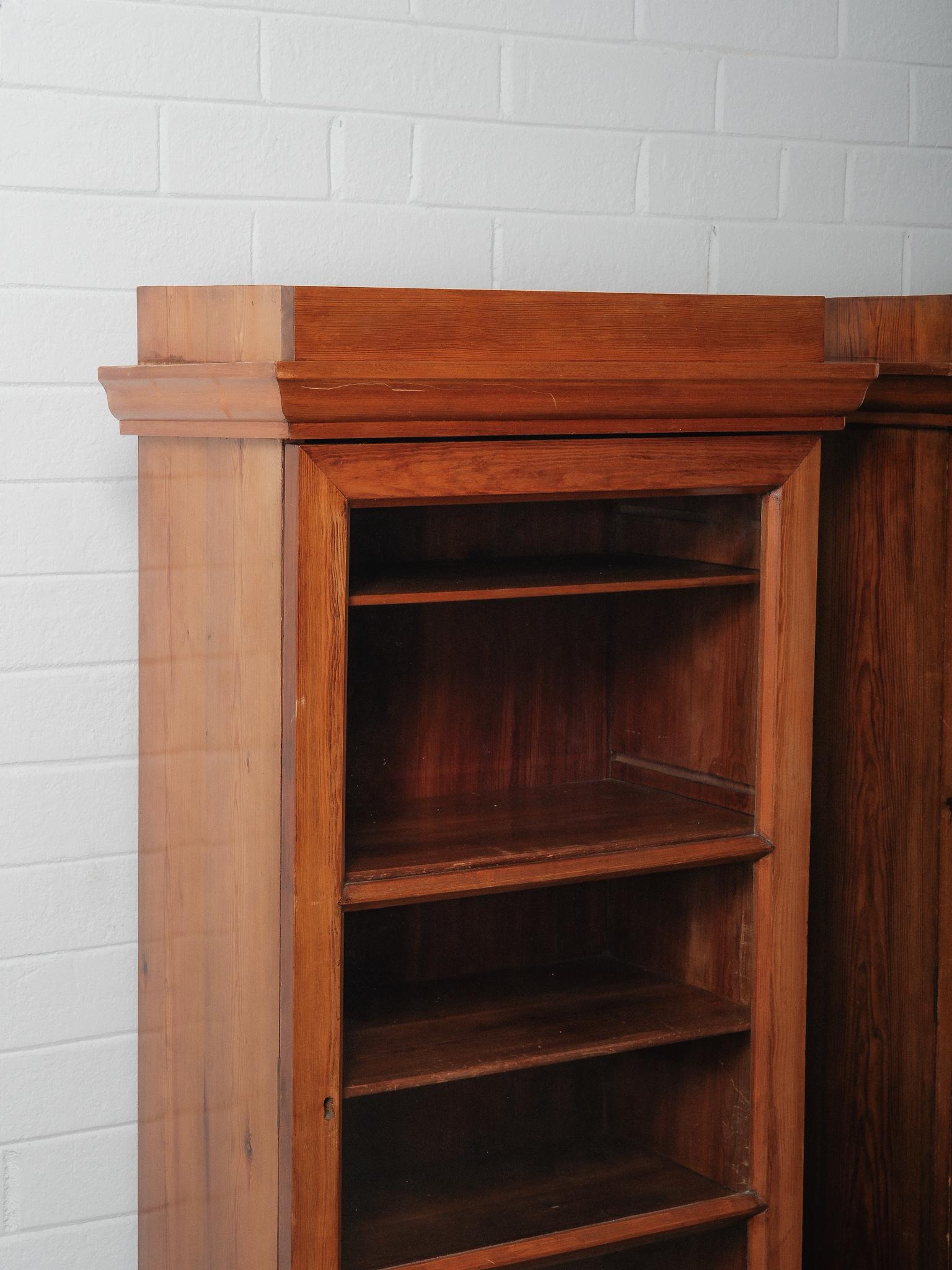 Paire de vitrines-bibliothèques anciennes en pin à portes vitrées Bon état - En vente à High Point, NC