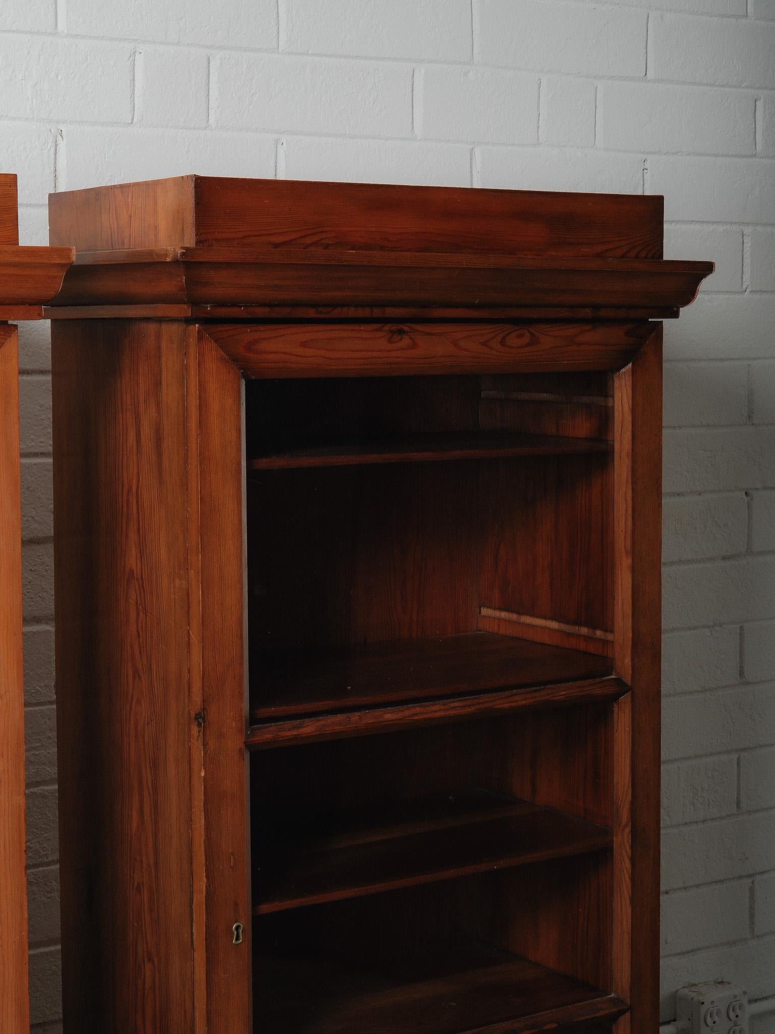 XIXe siècle Paire de vitrines-bibliothèques anciennes en pin à portes vitrées en vente