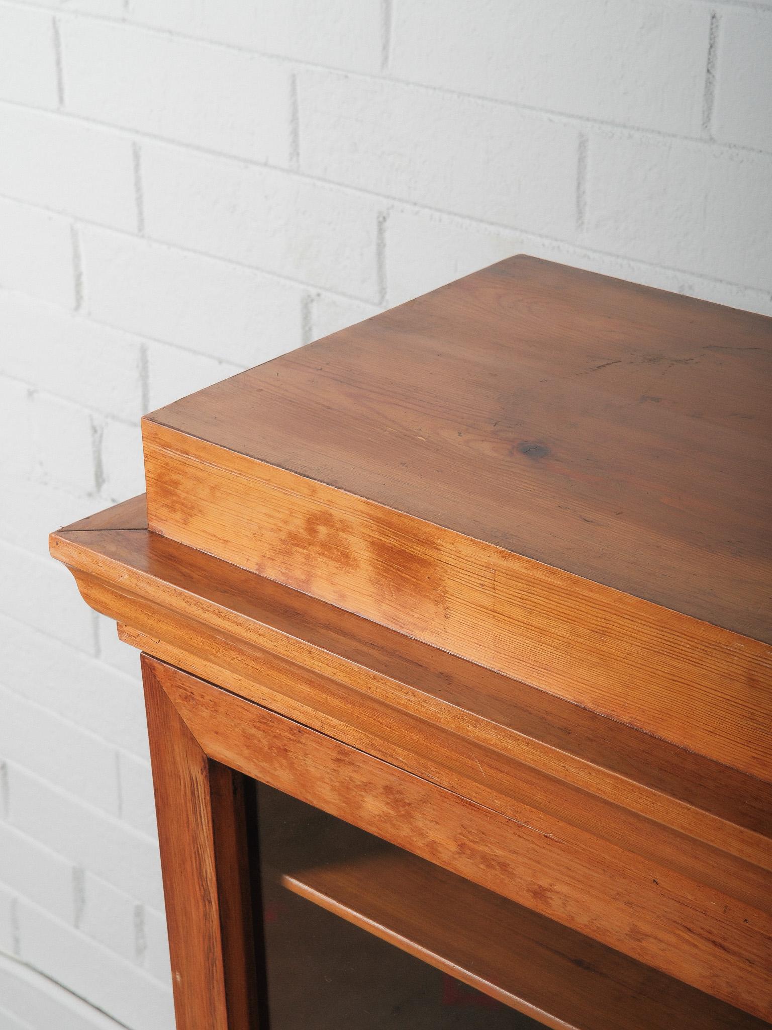 Verre Paire de vitrines-bibliothèques anciennes en pin à portes vitrées en vente