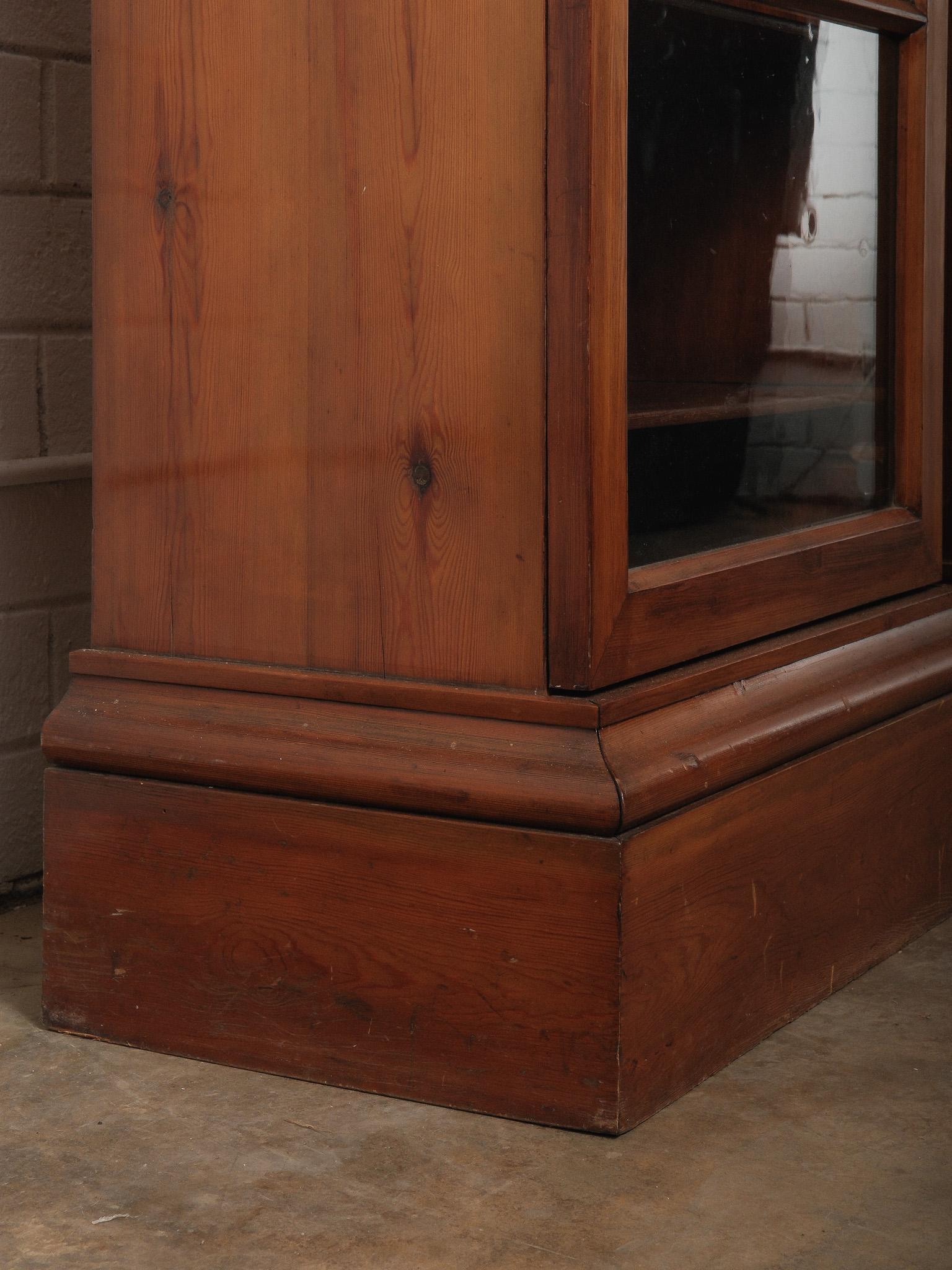 Paire de vitrines-bibliothèques anciennes en pin à portes vitrées en vente 1