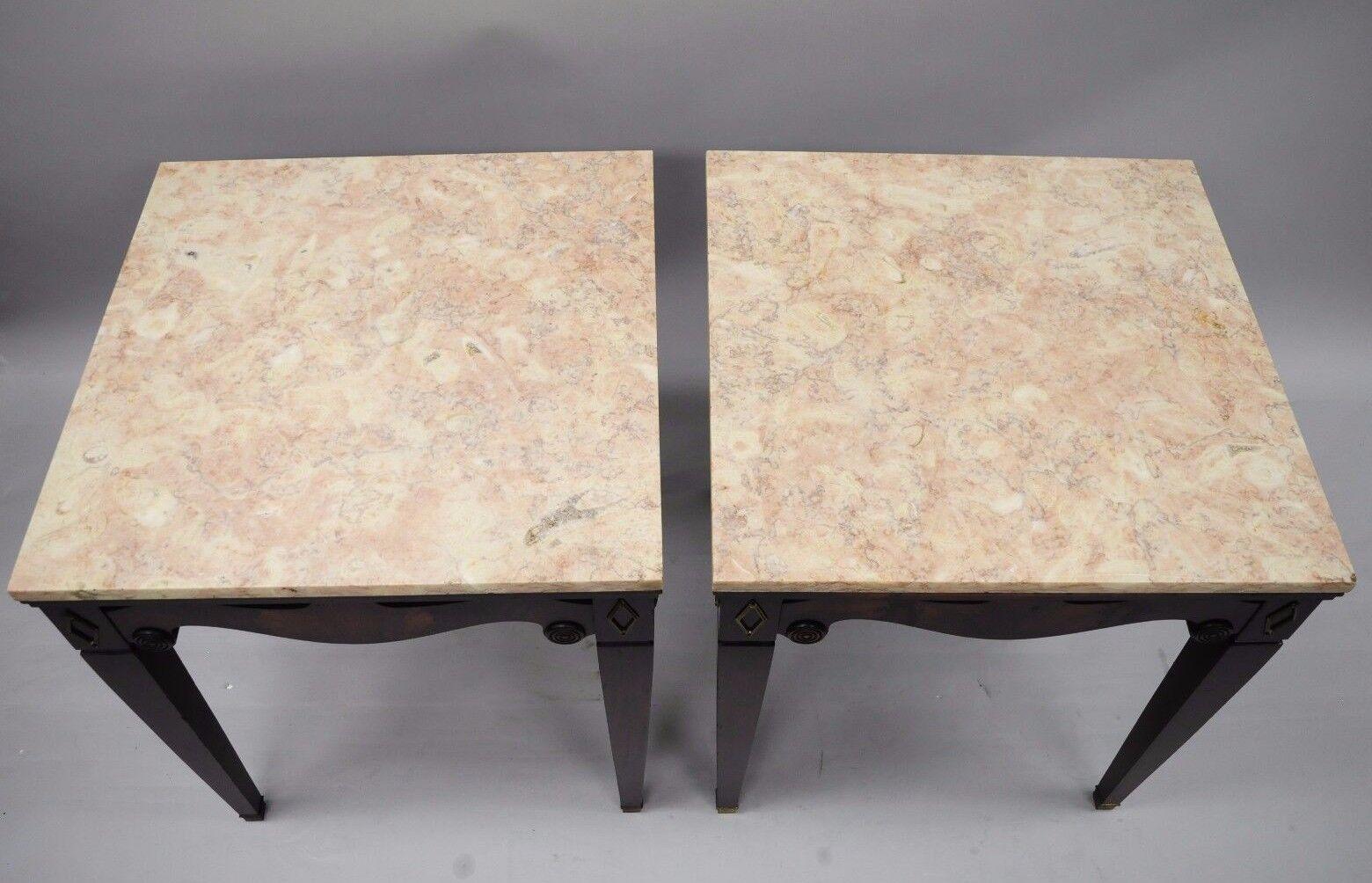 Américain Paire d'anciennes tables d'appoint carrées en acajou avec plateau en marbre rose de l'époque Weiman